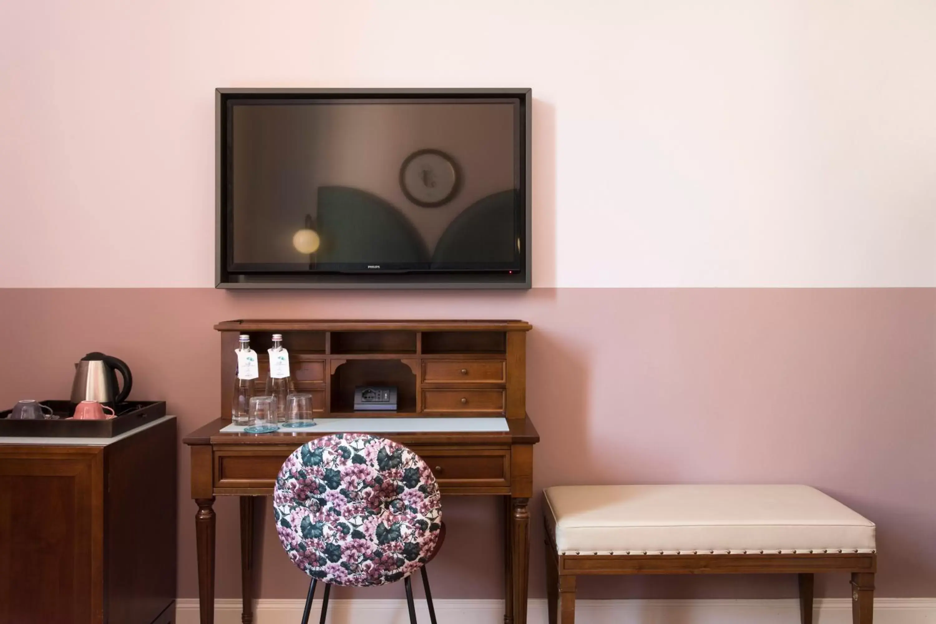 Photo of the whole room, TV/Entertainment Center in Hotel Indigo Verona - Grand Hotel Des Arts, an IHG Hotel