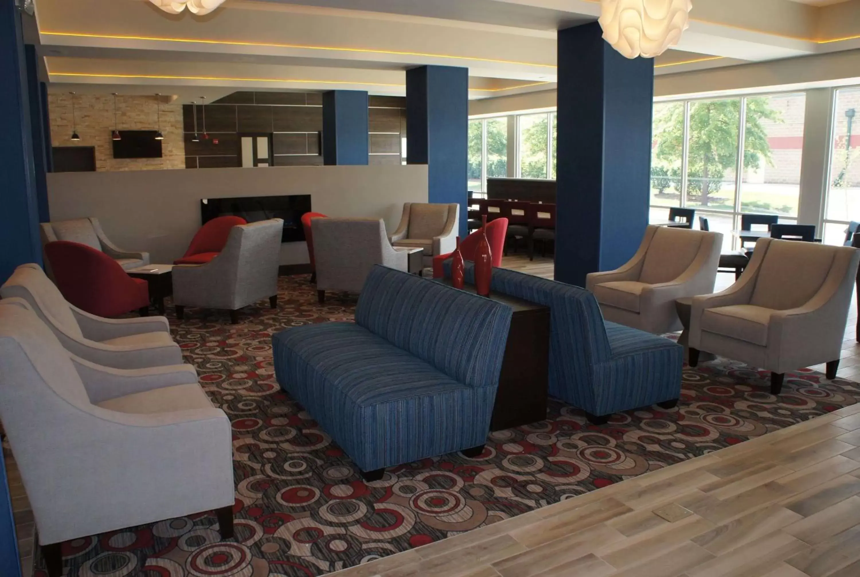 Seating area in La Quinta Inn and Suites by Wyndham Bloomington