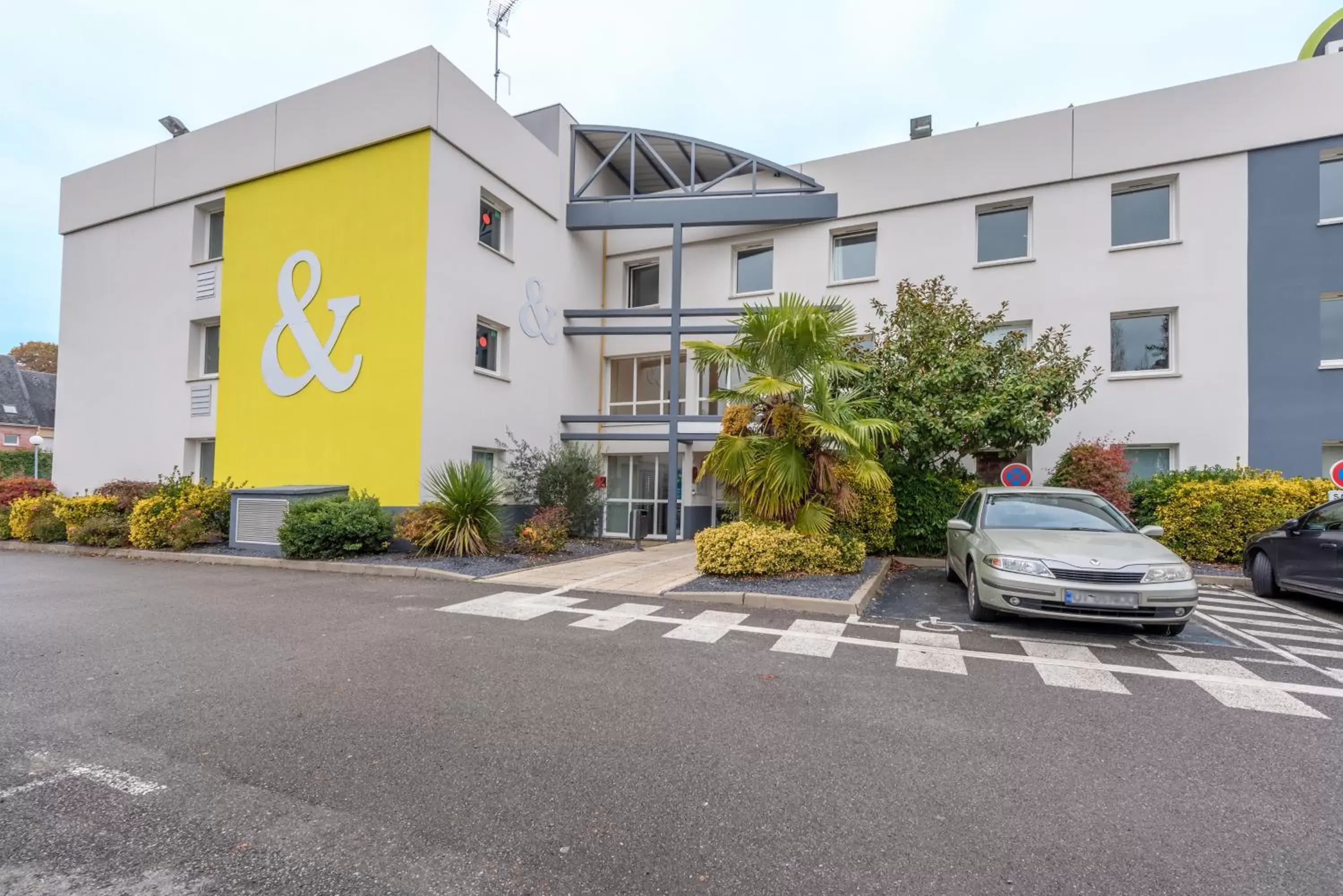 Facade/entrance, Property Building in B&B HOTEL Beauvais