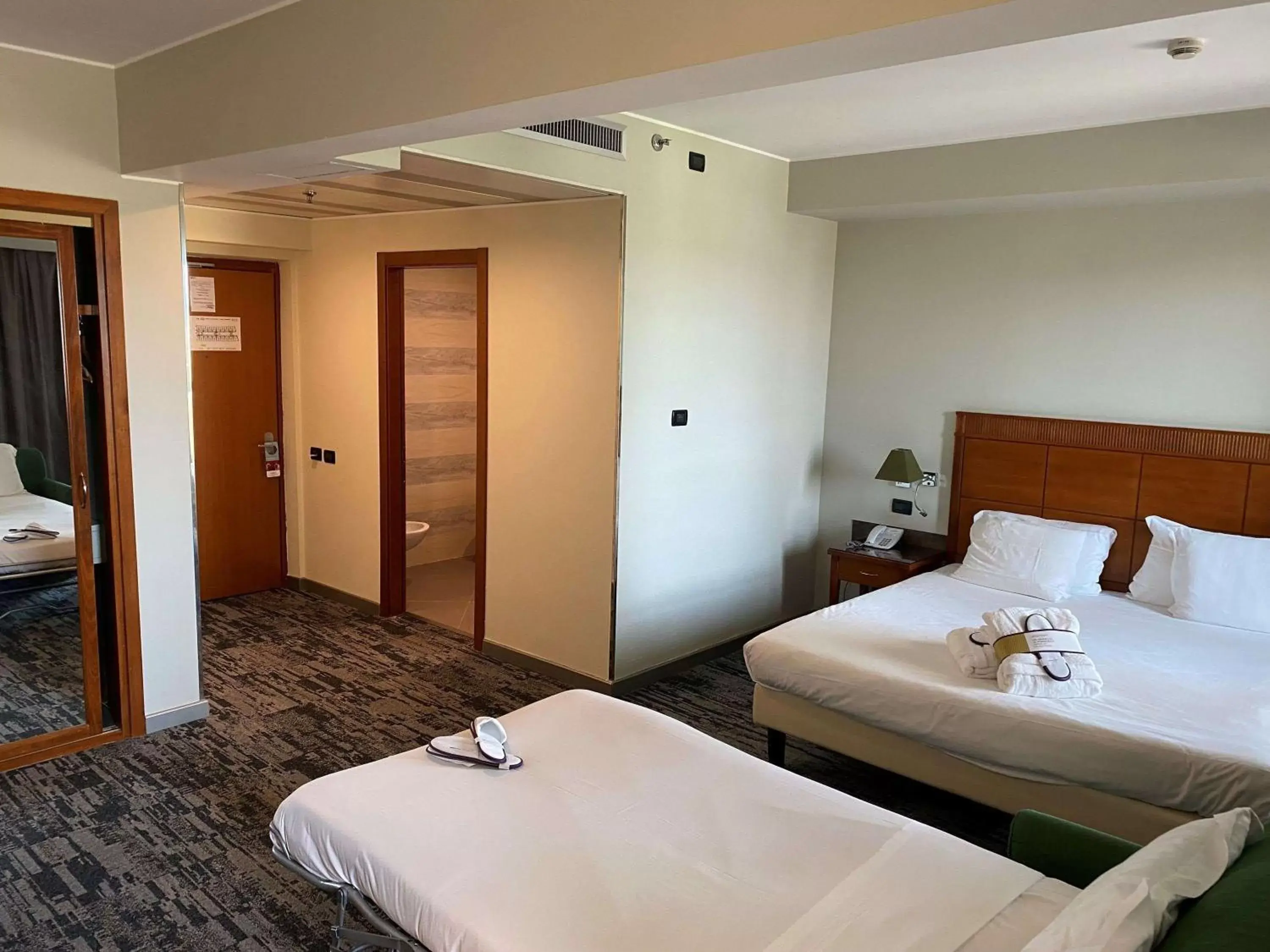 Photo of the whole room, Bed in Mercure Leonardo da Vinci Rome Airport