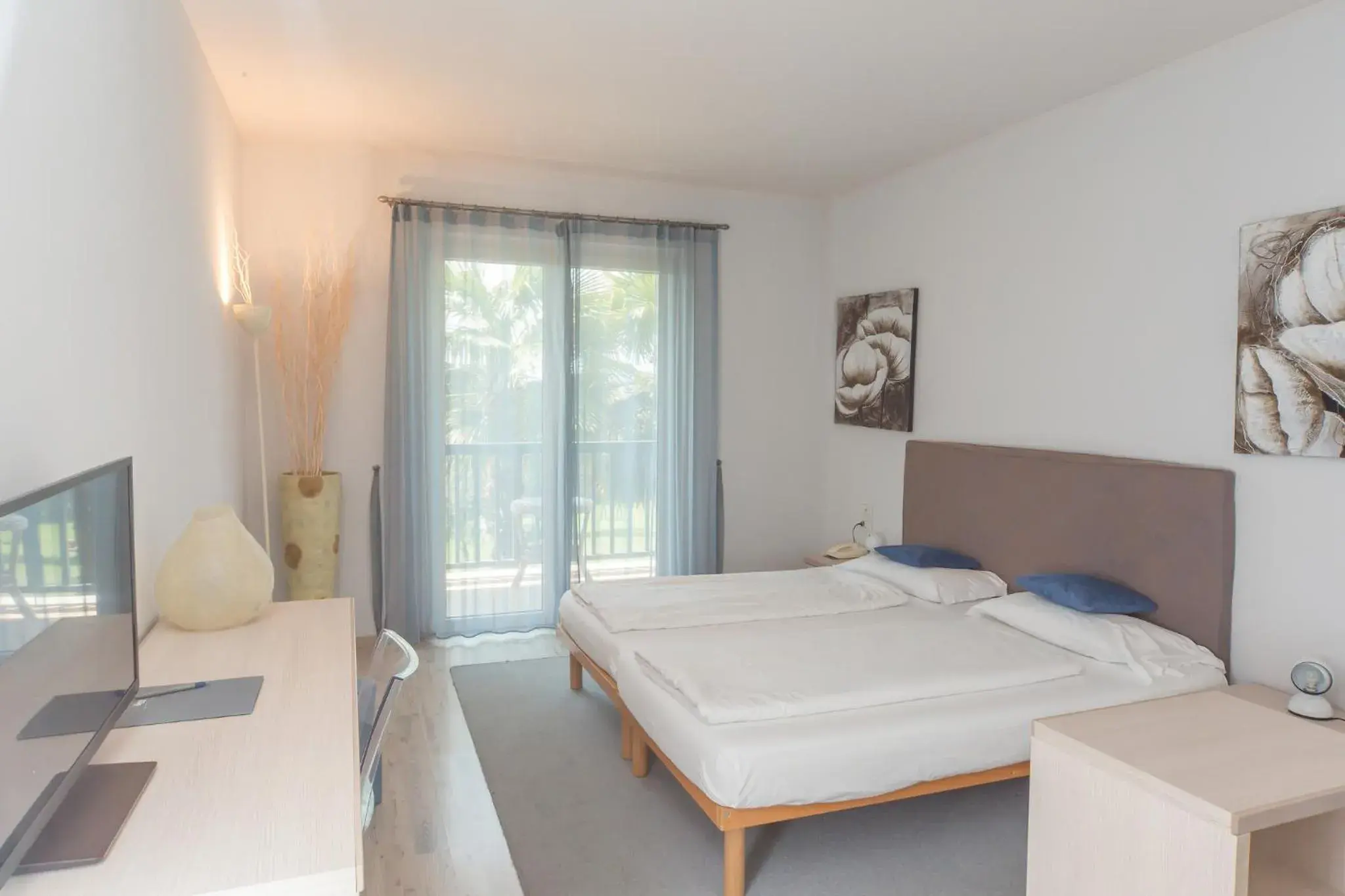 Photo of the whole room, Bed in Club Hotel Olivi - Tennis Center