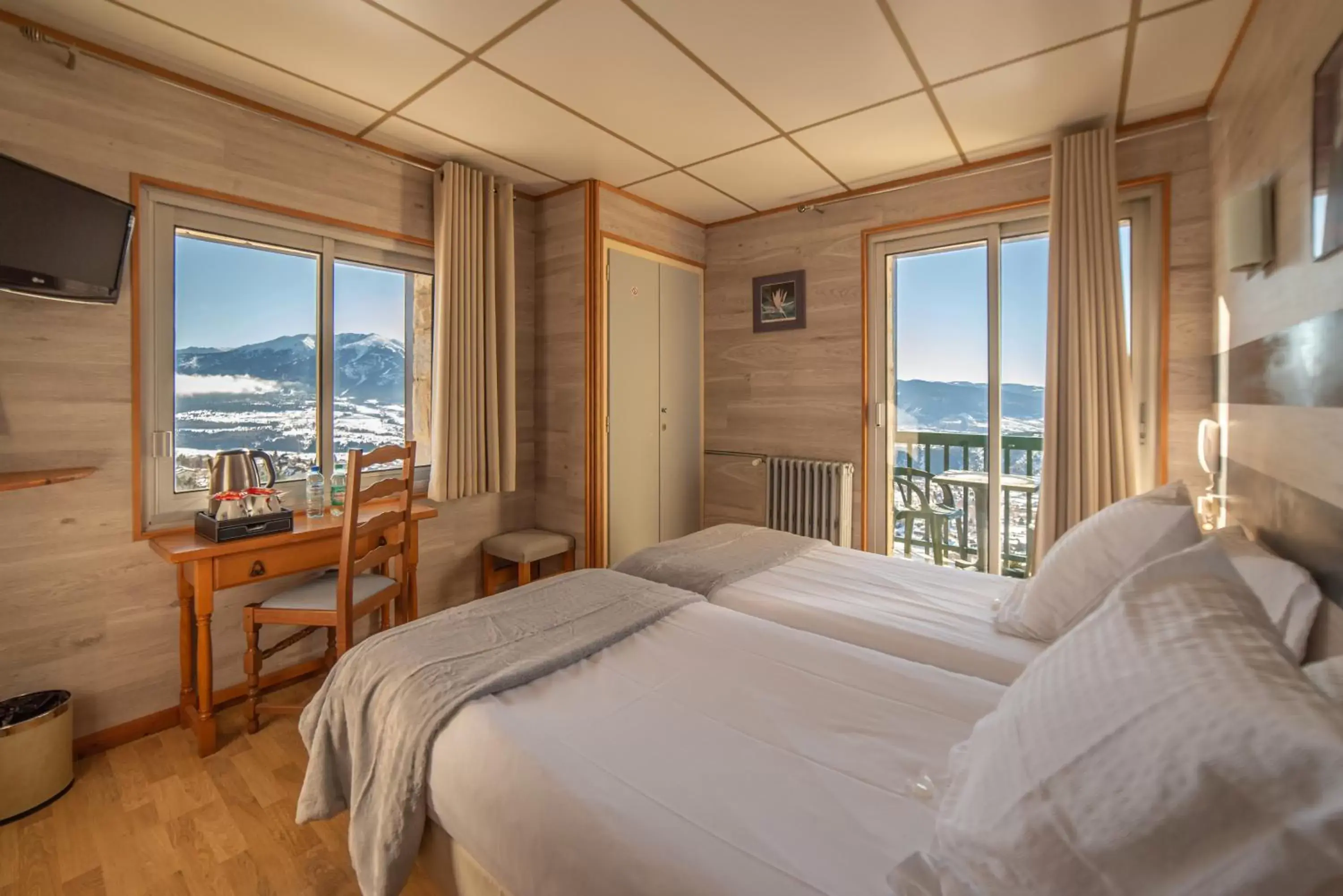 Bedroom in Hotel des Pyrénées