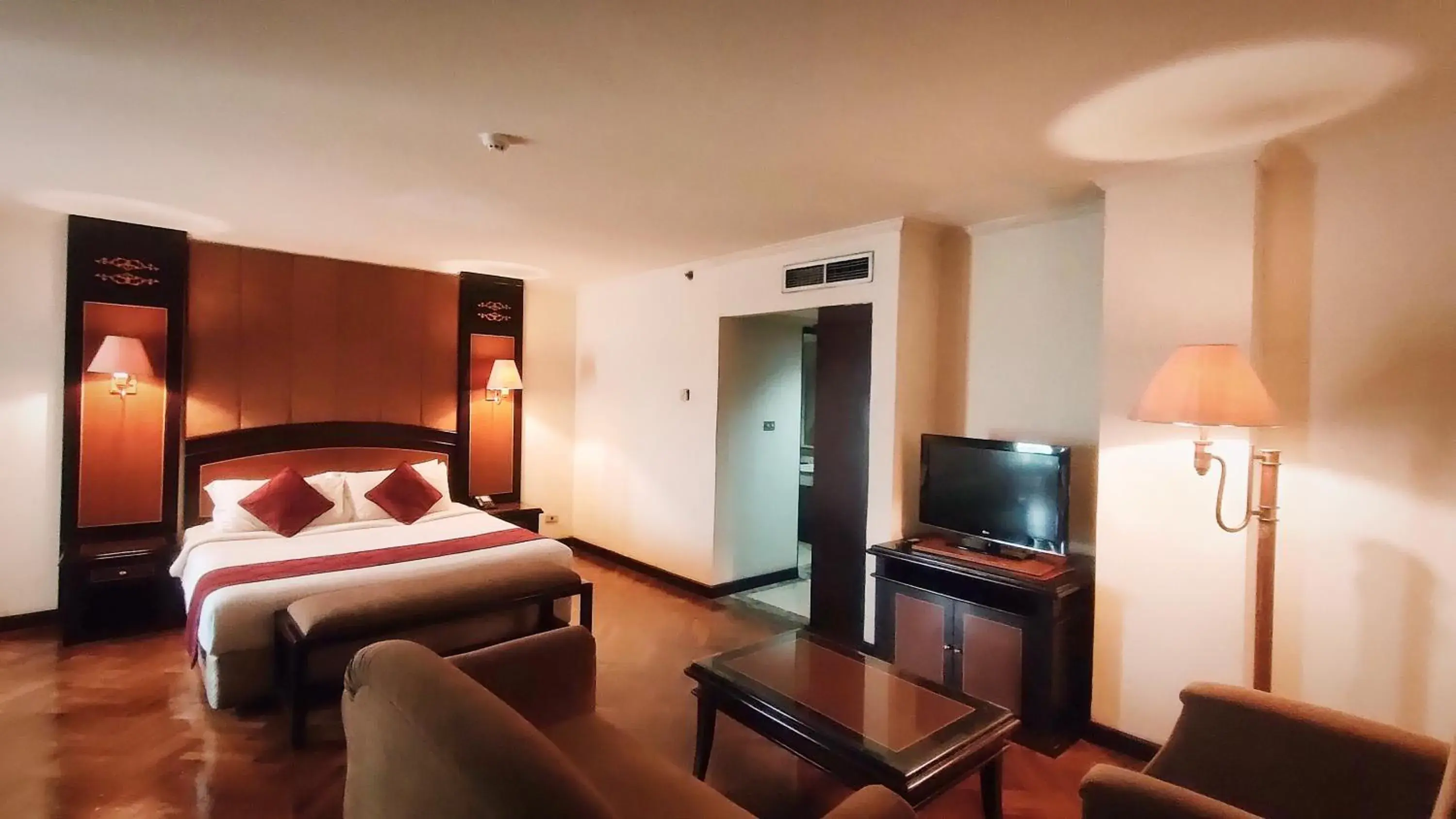 Bed, TV/Entertainment Center in Hotel Kaisar
