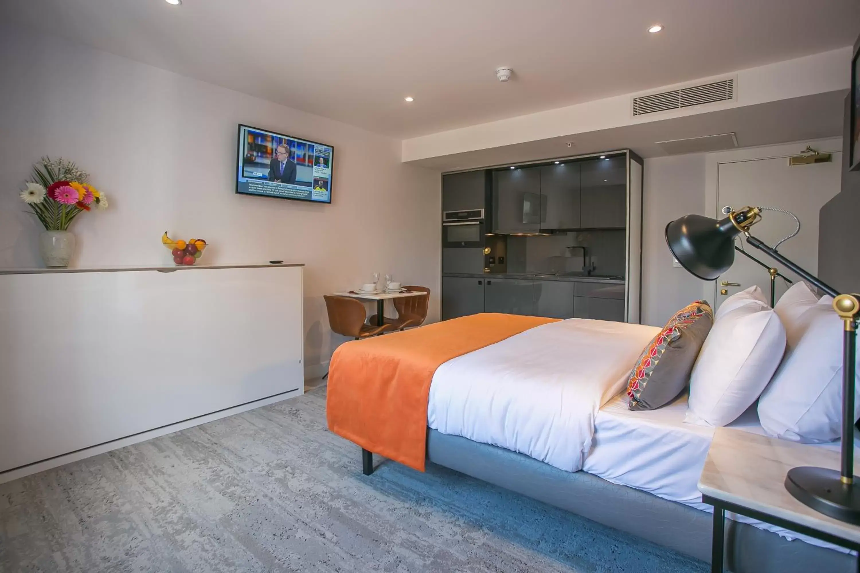 Kitchen or kitchenette in Grafton Street Studios by City Break Apartments