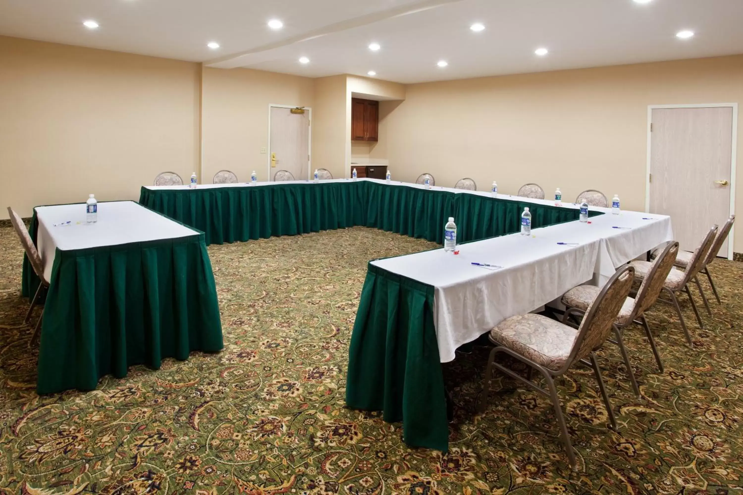 Meeting/conference room in Holiday Inn Express Hotel & Suites Marion, an IHG Hotel