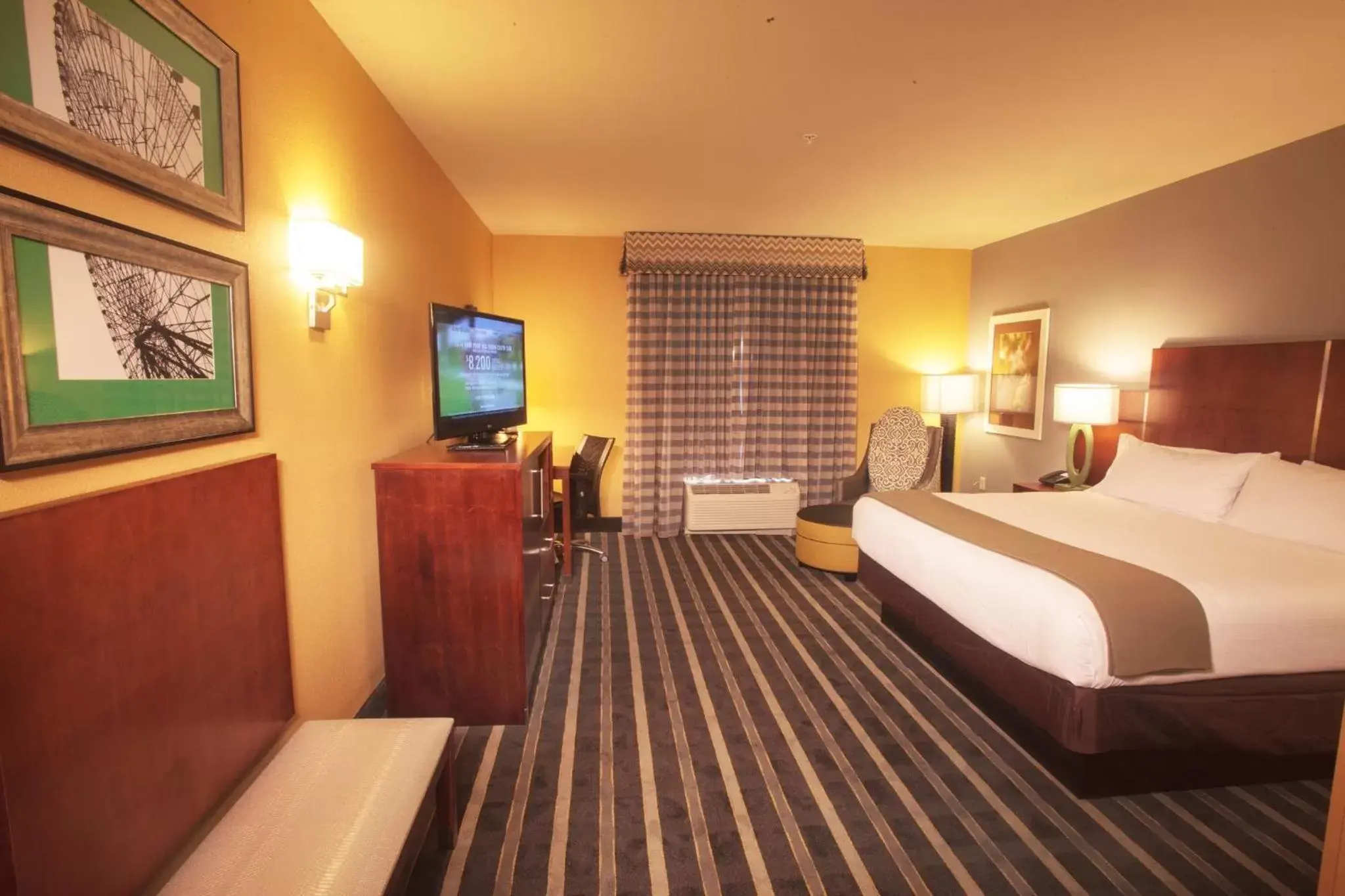 Photo of the whole room, TV/Entertainment Center in Holiday Inn Express & Suites Perry-National Fairground Area, an IHG Hotel