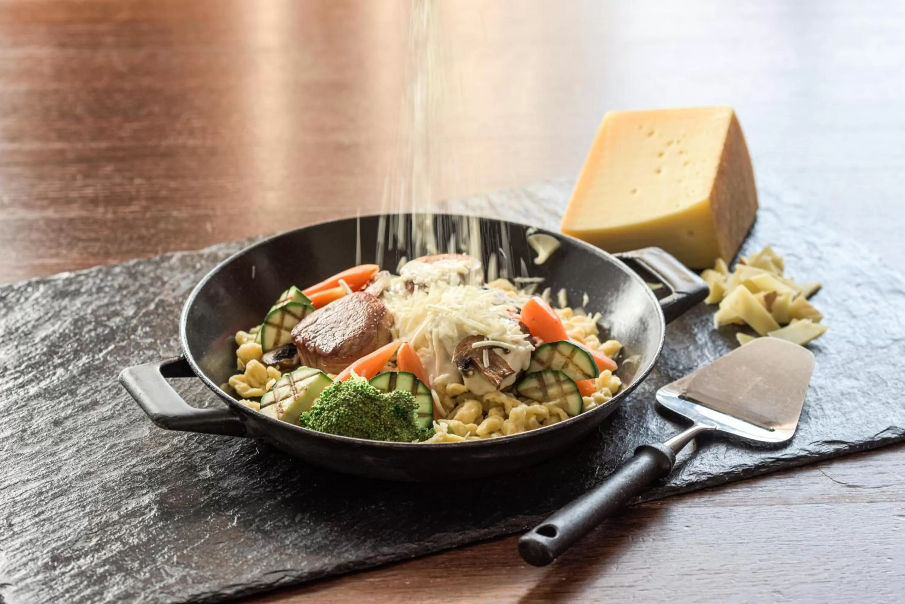 Restaurant/places to eat in Hotel & Brauerei-Gasthof Neuwirt