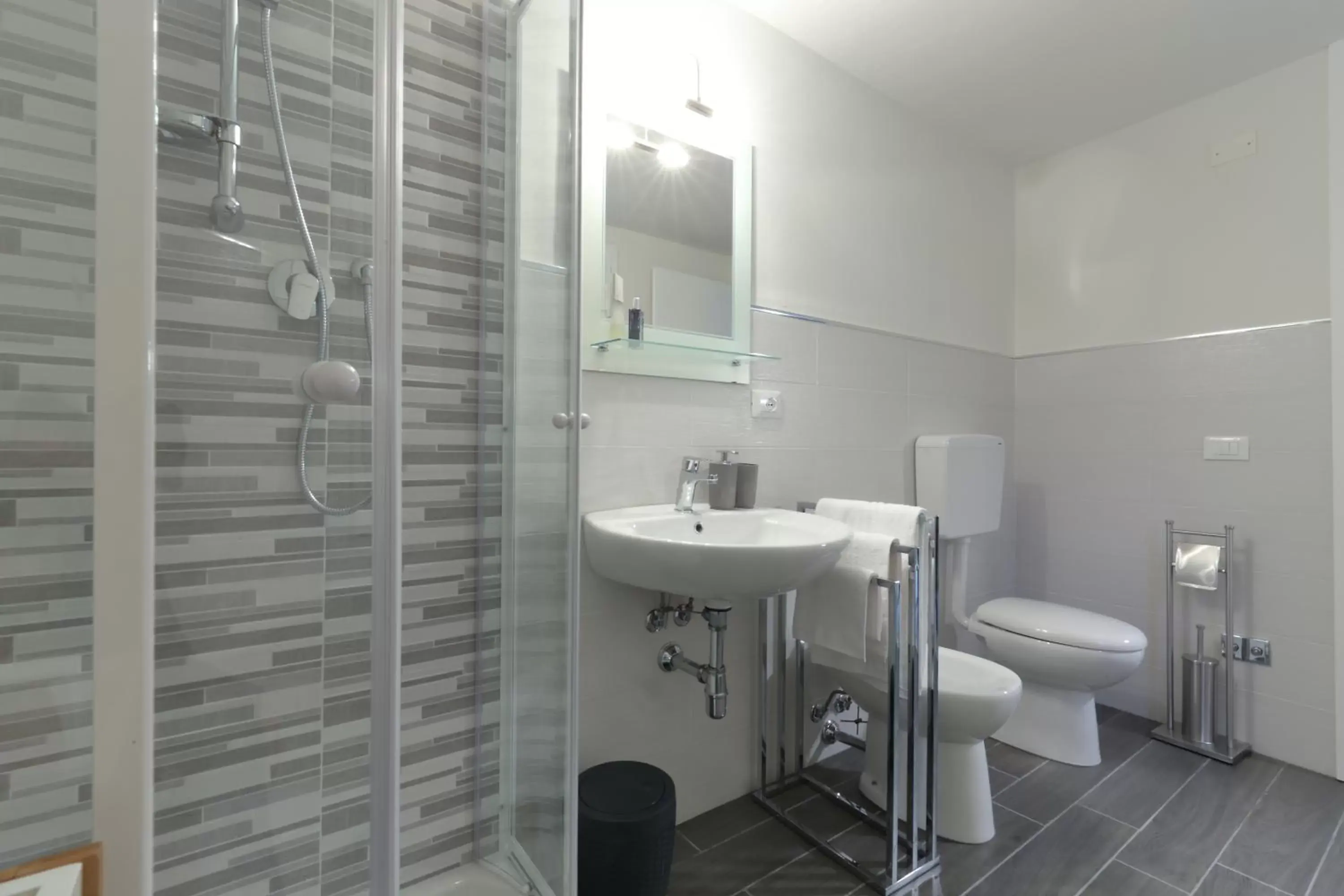 Shower, Bathroom in 3B Bed & Breakfast Firenze Centro