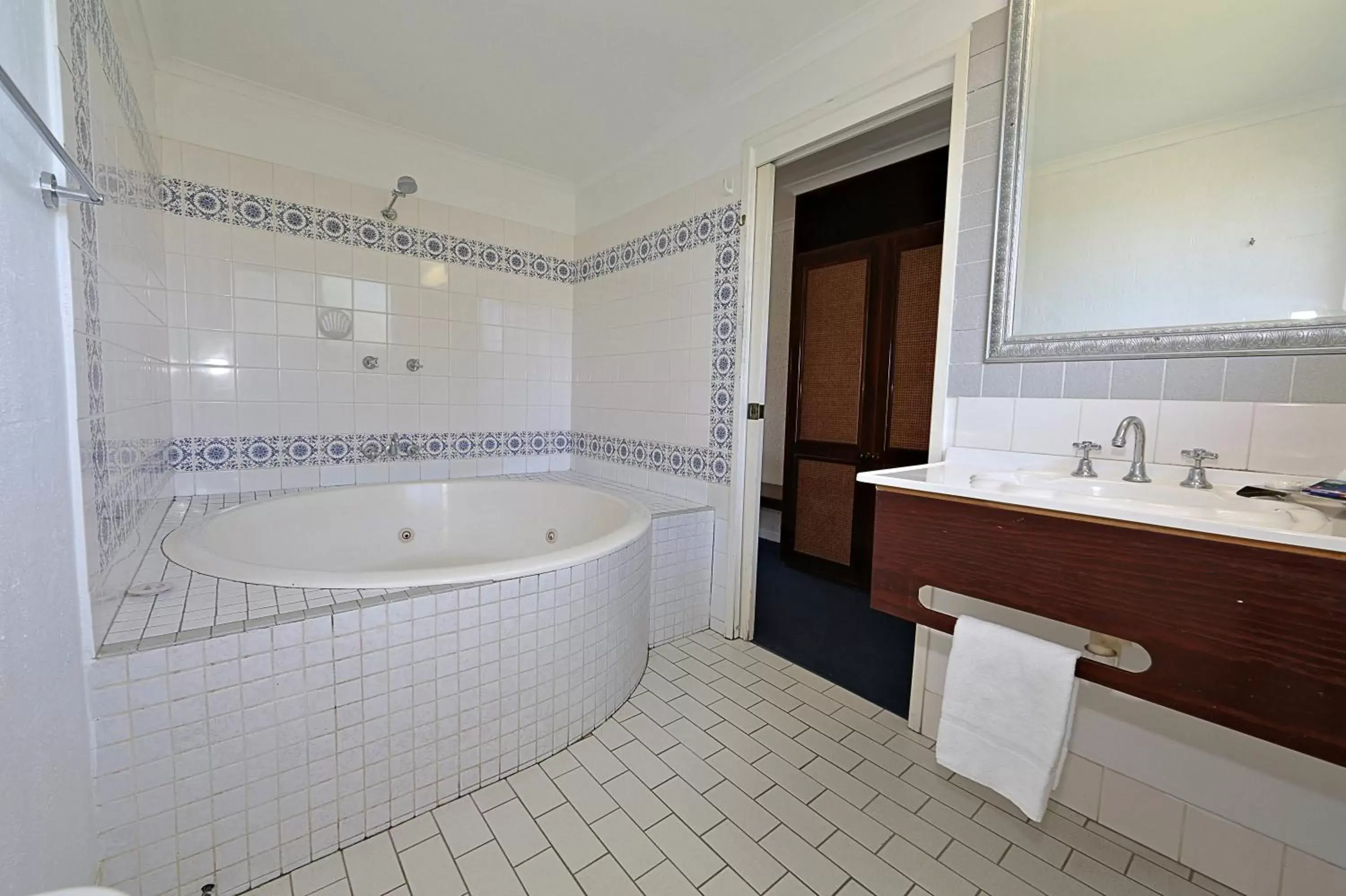 Bathroom in Alexandra Park Motor Inn