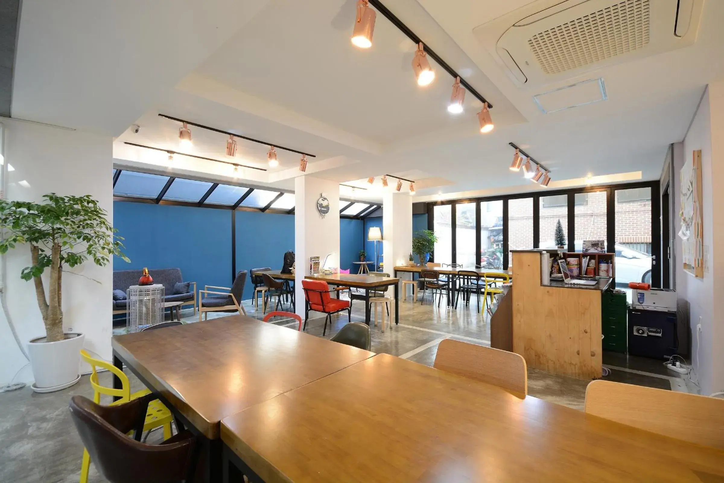 Communal lounge/ TV room, Restaurant/Places to Eat in Sunnyhill Hostel Hongdae