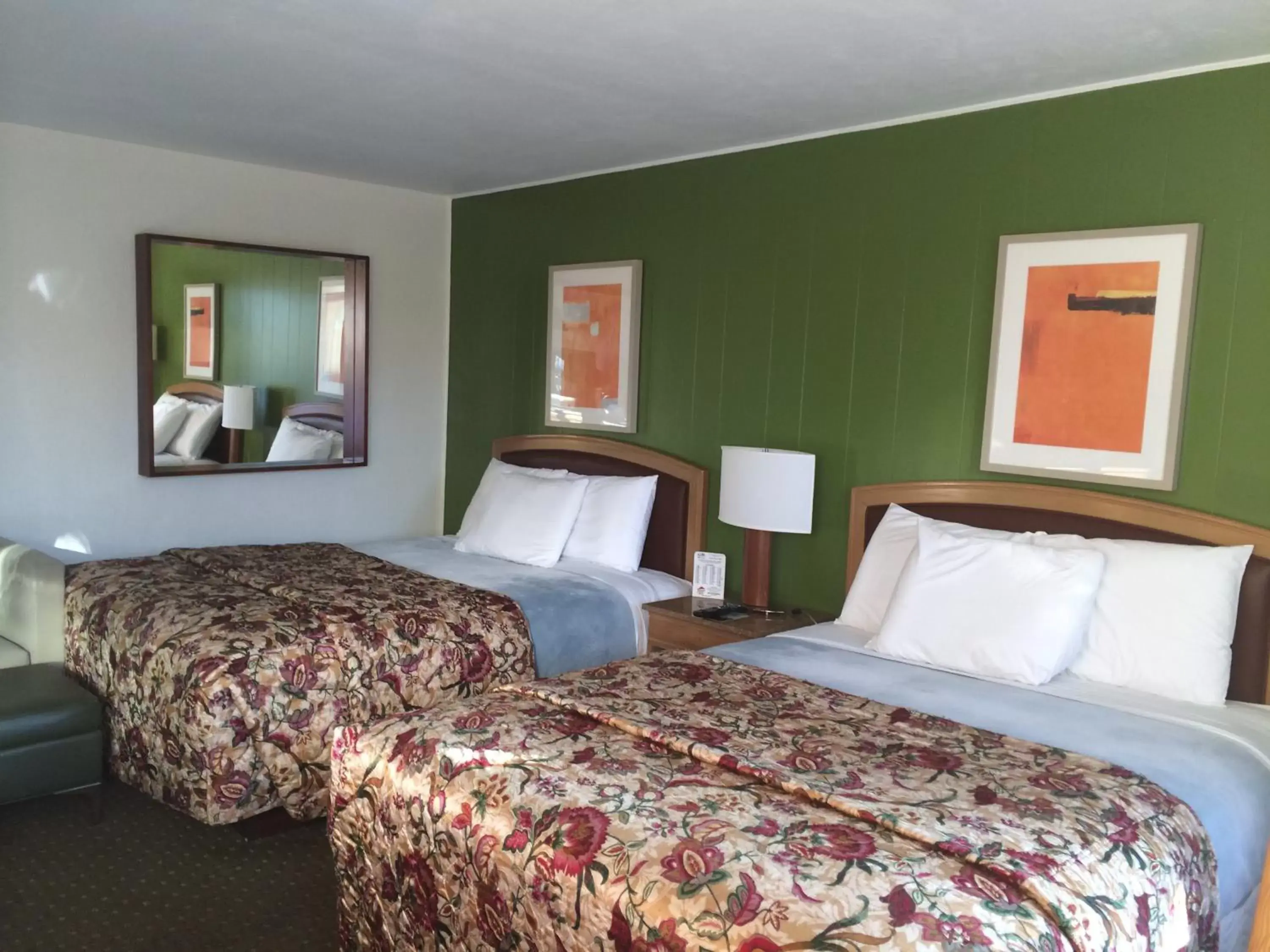 Photo of the whole room, Bed in Alamo Motel