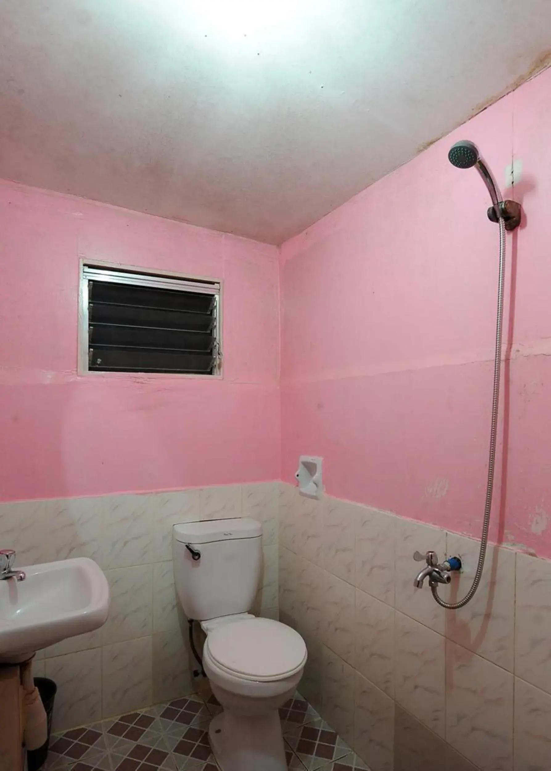 Bathroom in Luis Bay Travellers Lodge