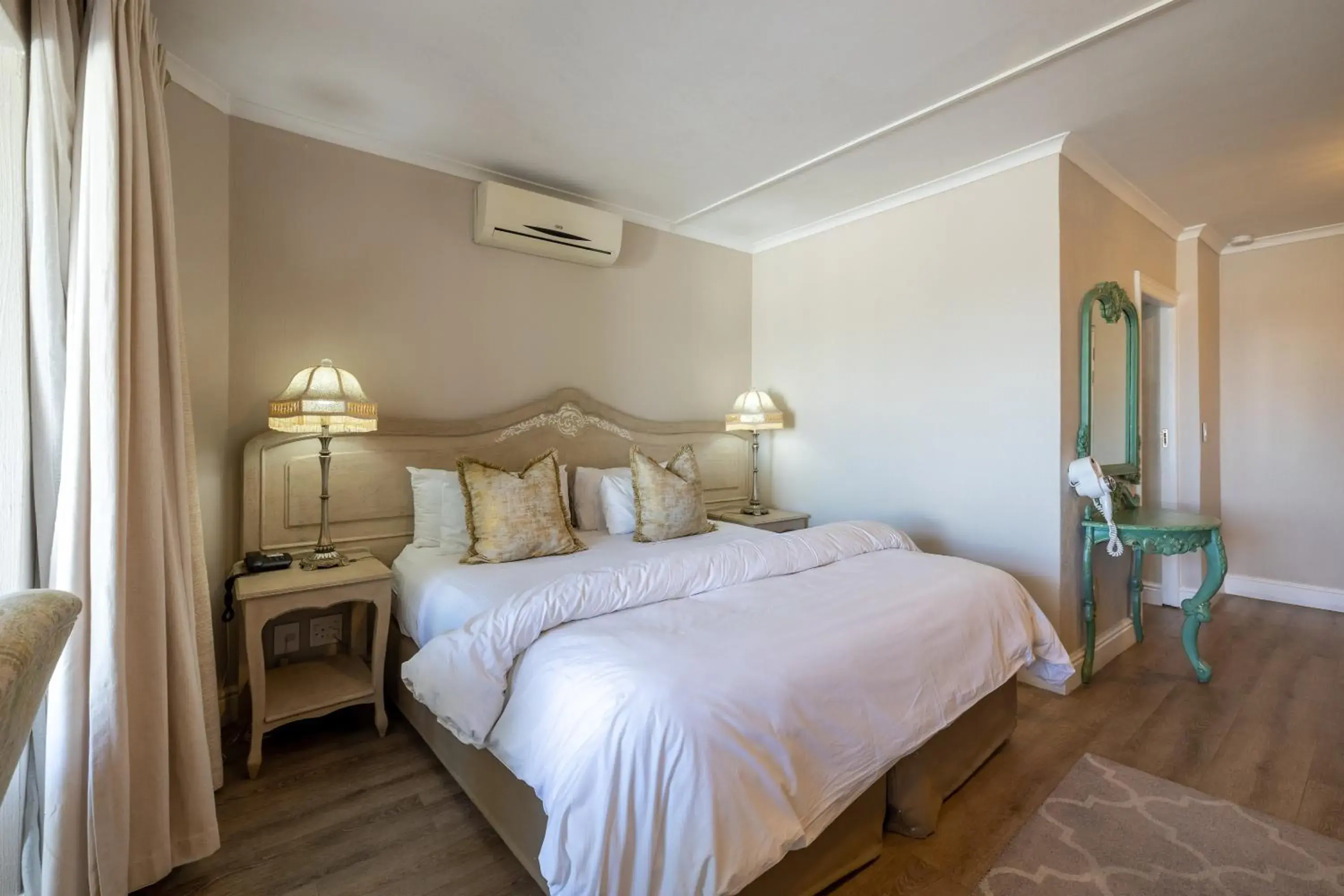 Photo of the whole room, Bed in Hermanus Boutique Guest House