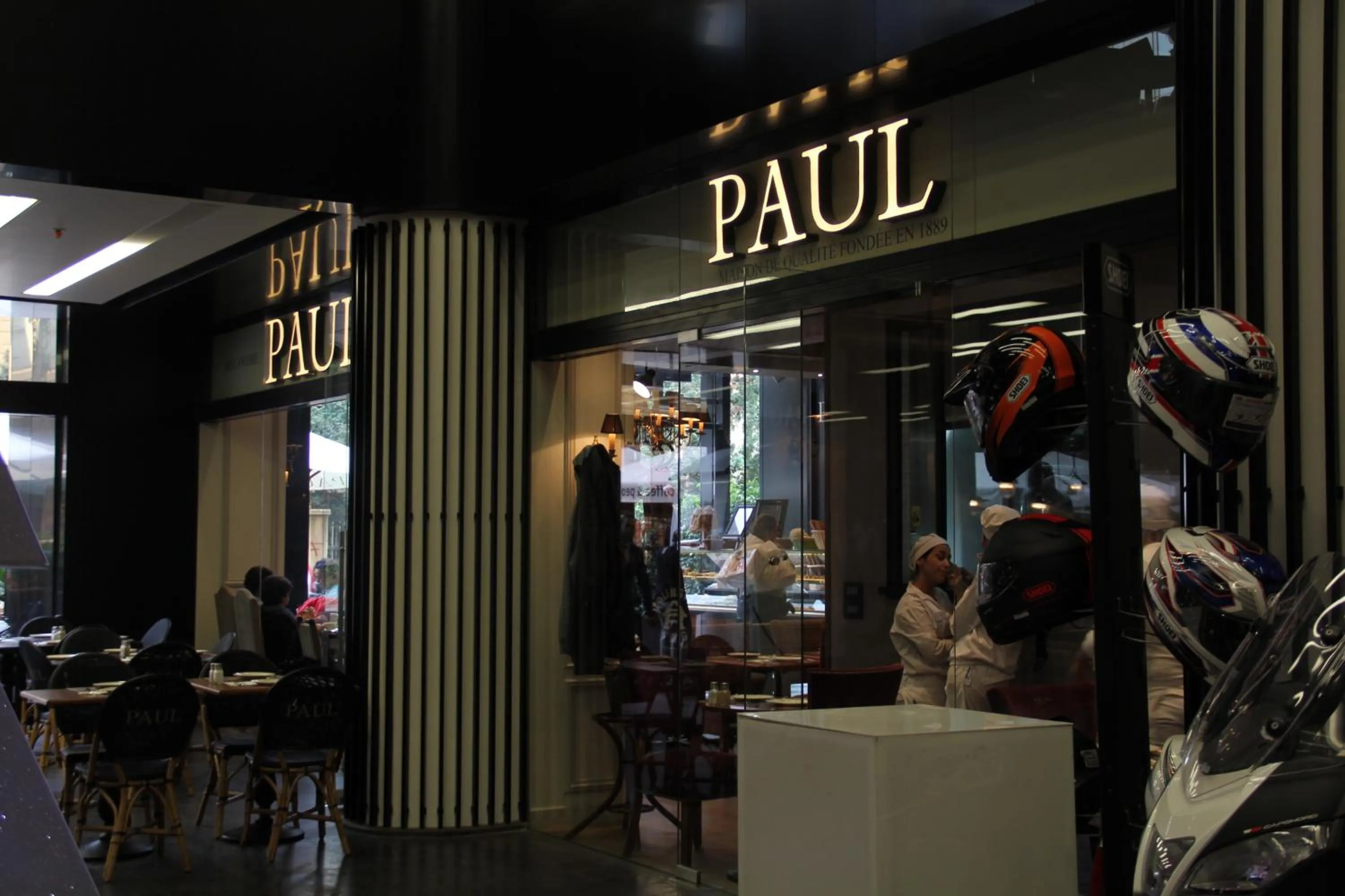 Restaurant/places to eat in 1866 Court & Suites Hotel