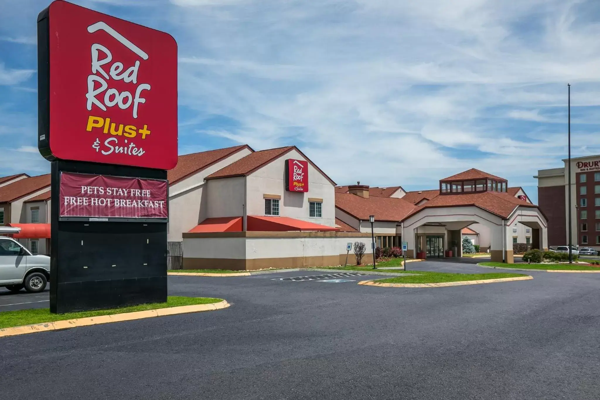 Property Building in Red Roof Inn PLUS+ & Suites Knoxville West - Cedar Bluff