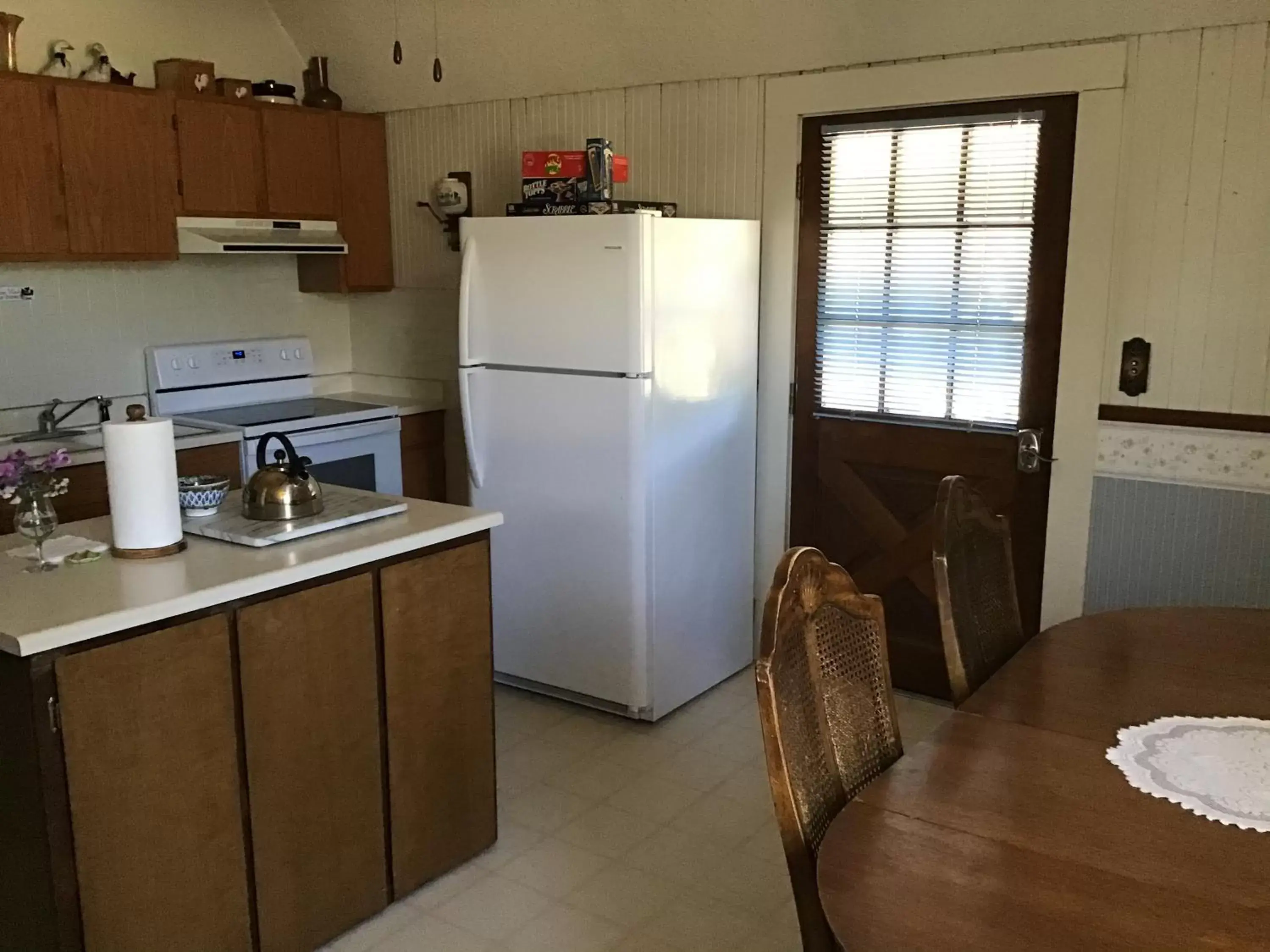 Dining area, Kitchen/Kitchenette in Mount Shasta Ranch Bed and Breakfast