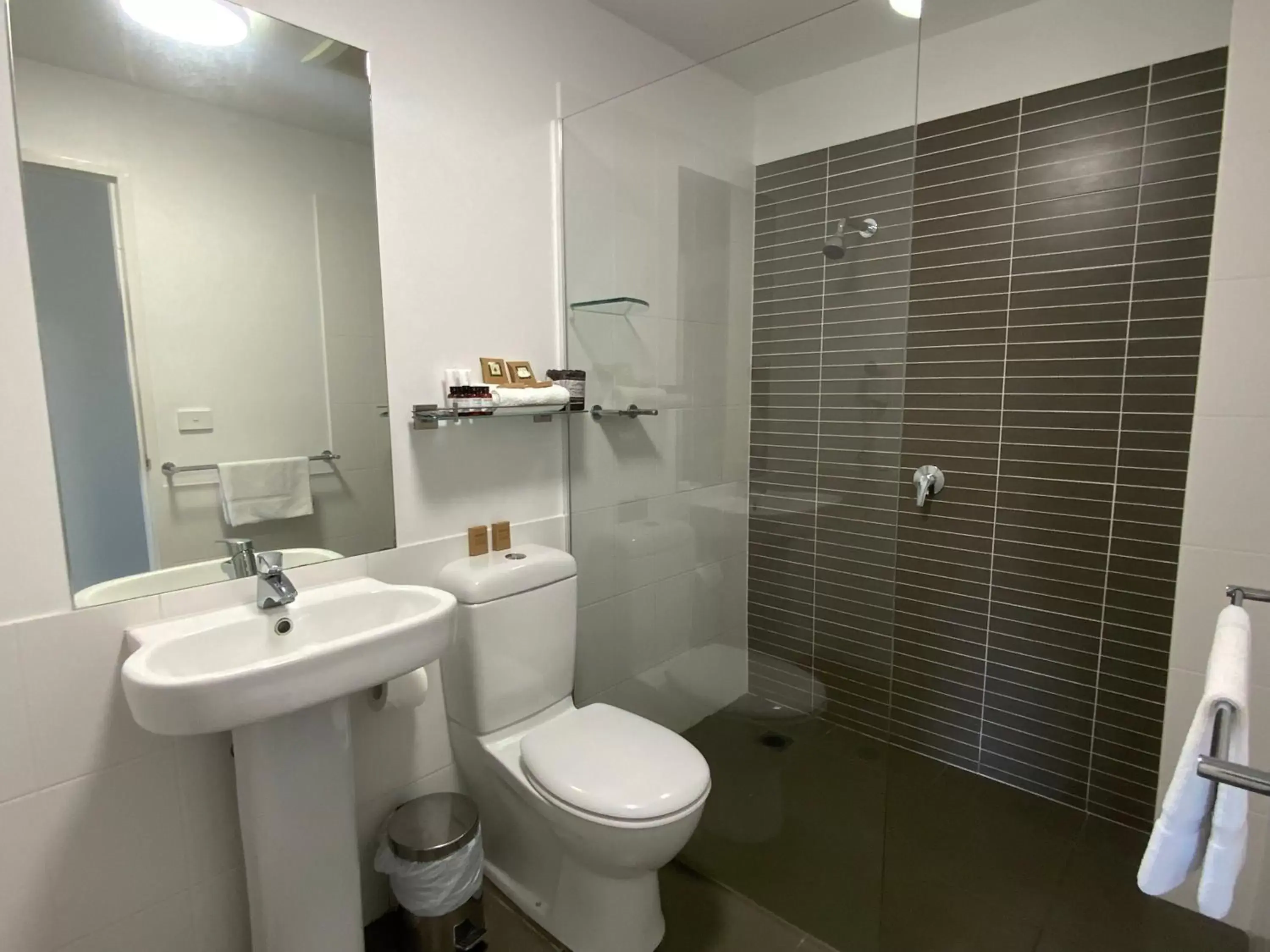 Bathroom in Honeysuckle Executive Apartments