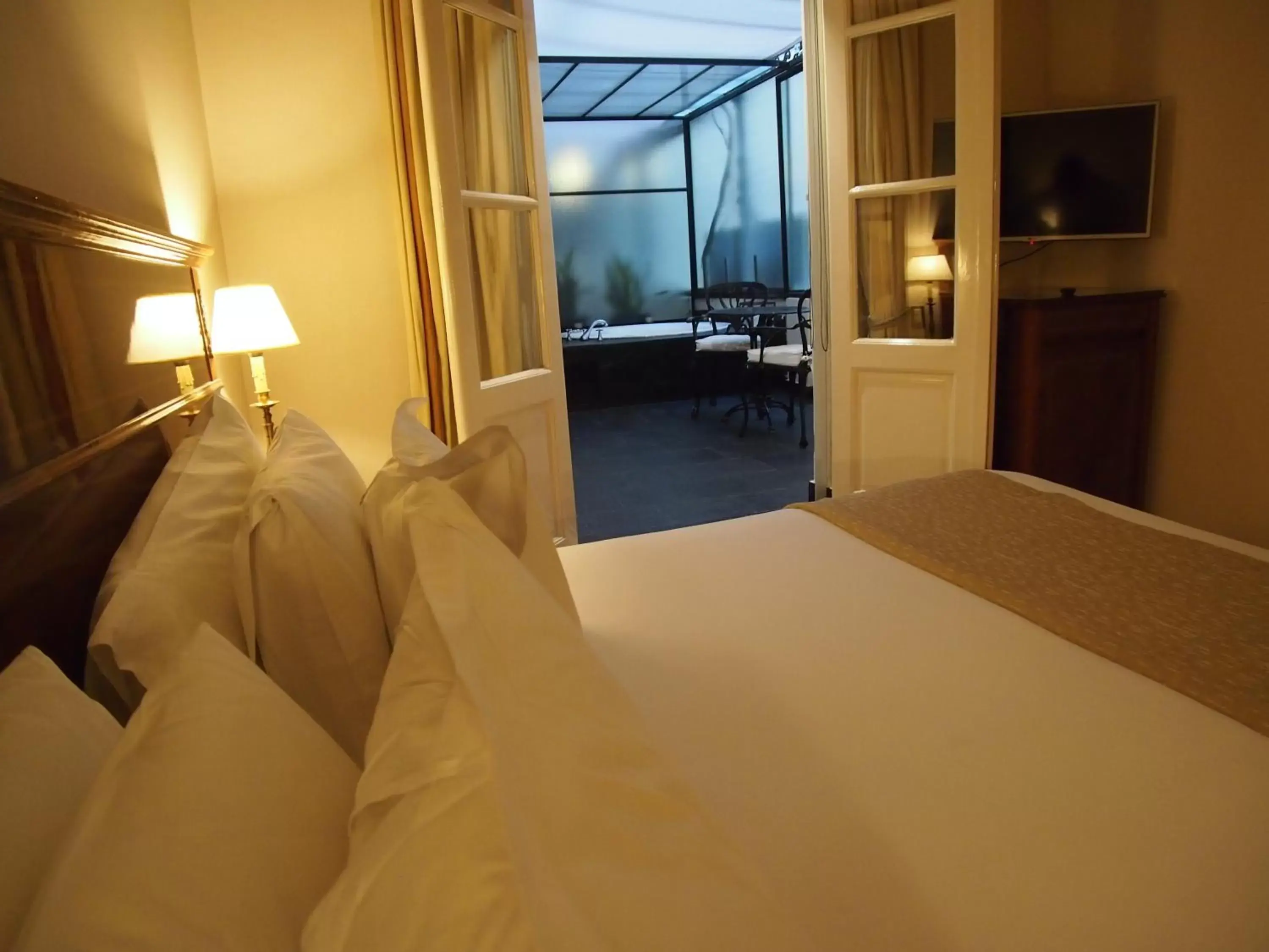 Photo of the whole room, Bed in Melia Recoleta Plaza Hotel