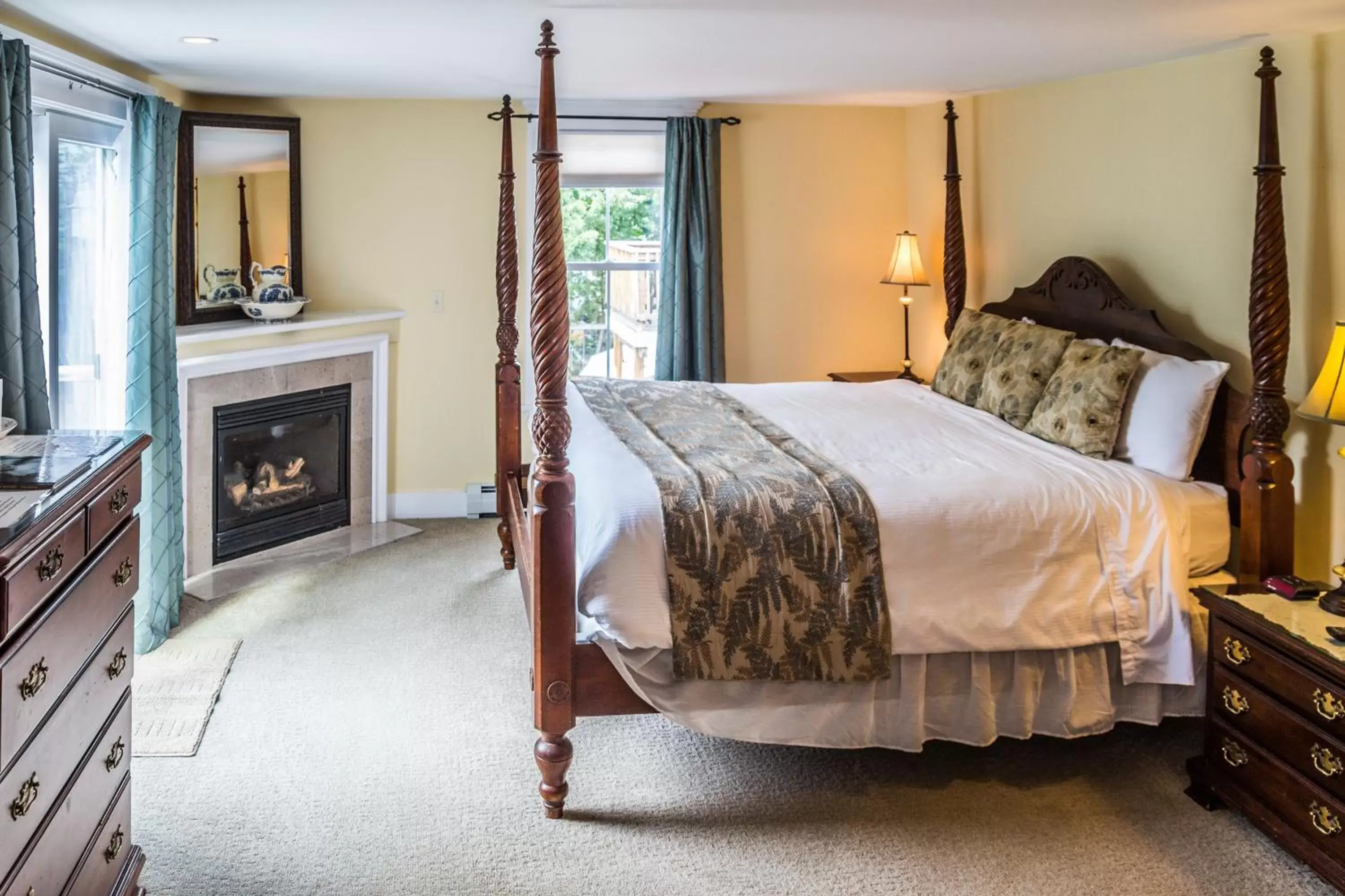 Deluxe King Room with Fireplace in Cranmore Inn and Suites, a North Conway boutique hotel