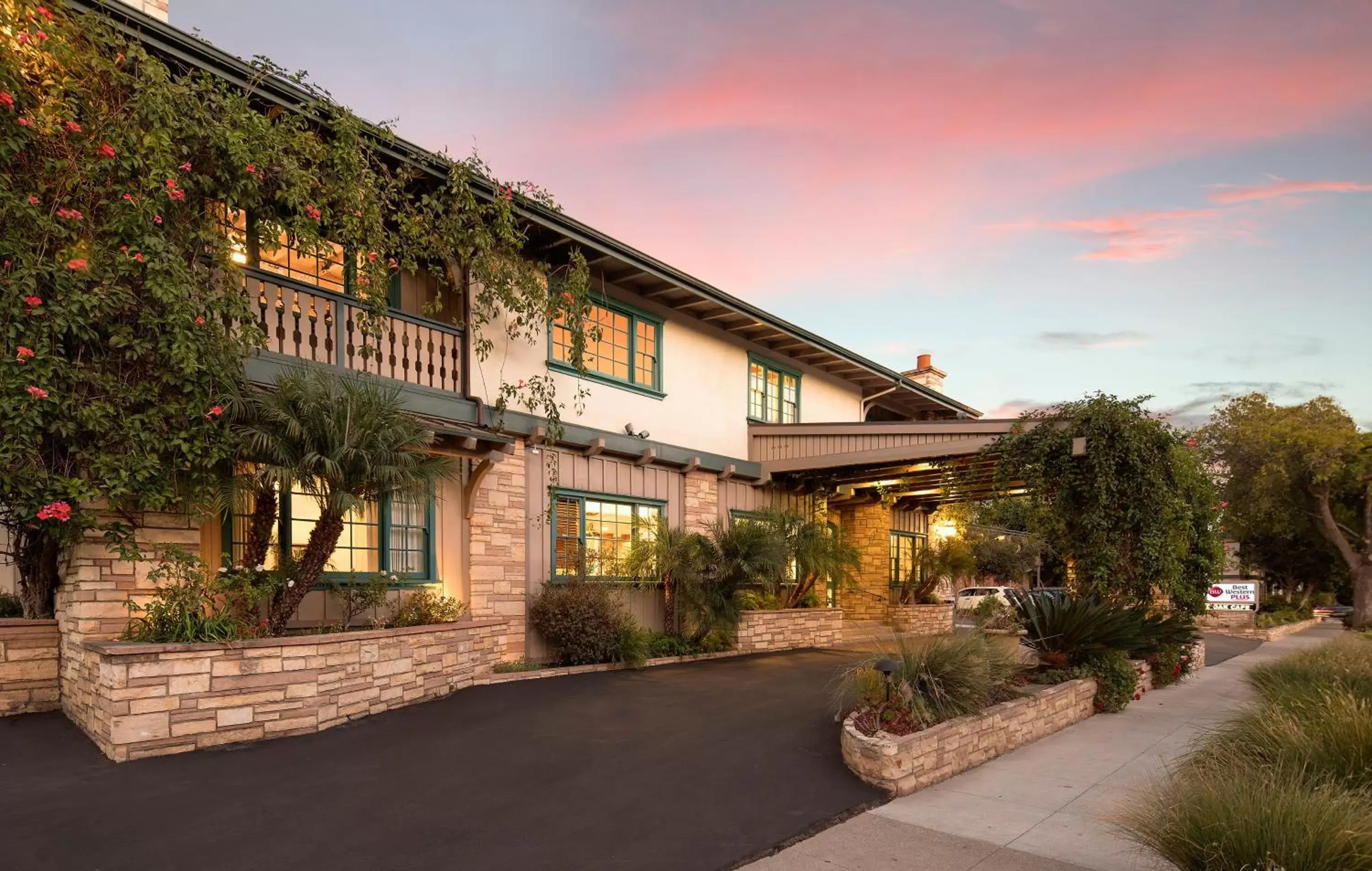 Facade/entrance, Property Building in Best Western Plus Santa Barbara