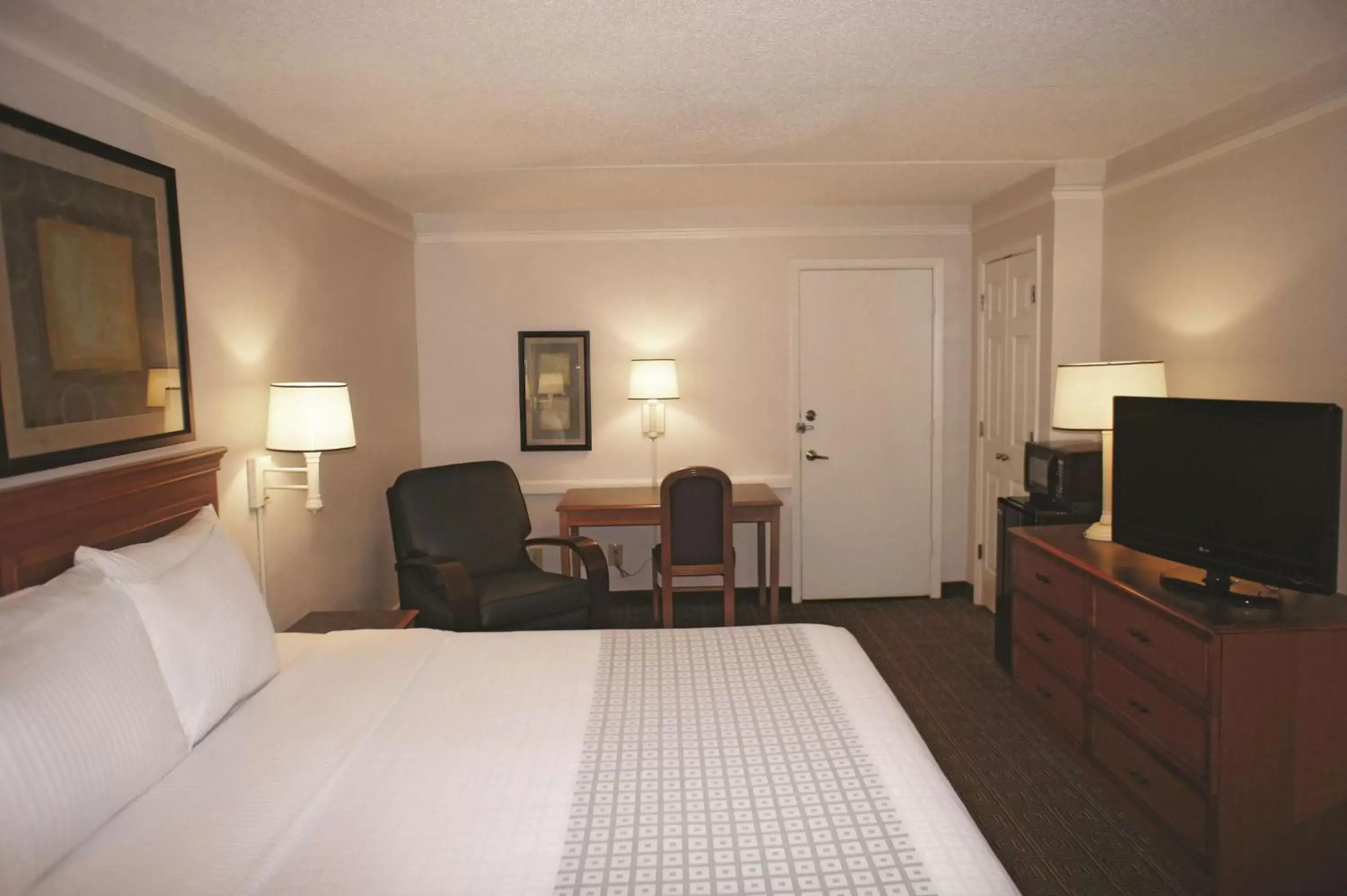 Photo of the whole room, Bed in La Quinta Inn by Wyndham Tallahassee North