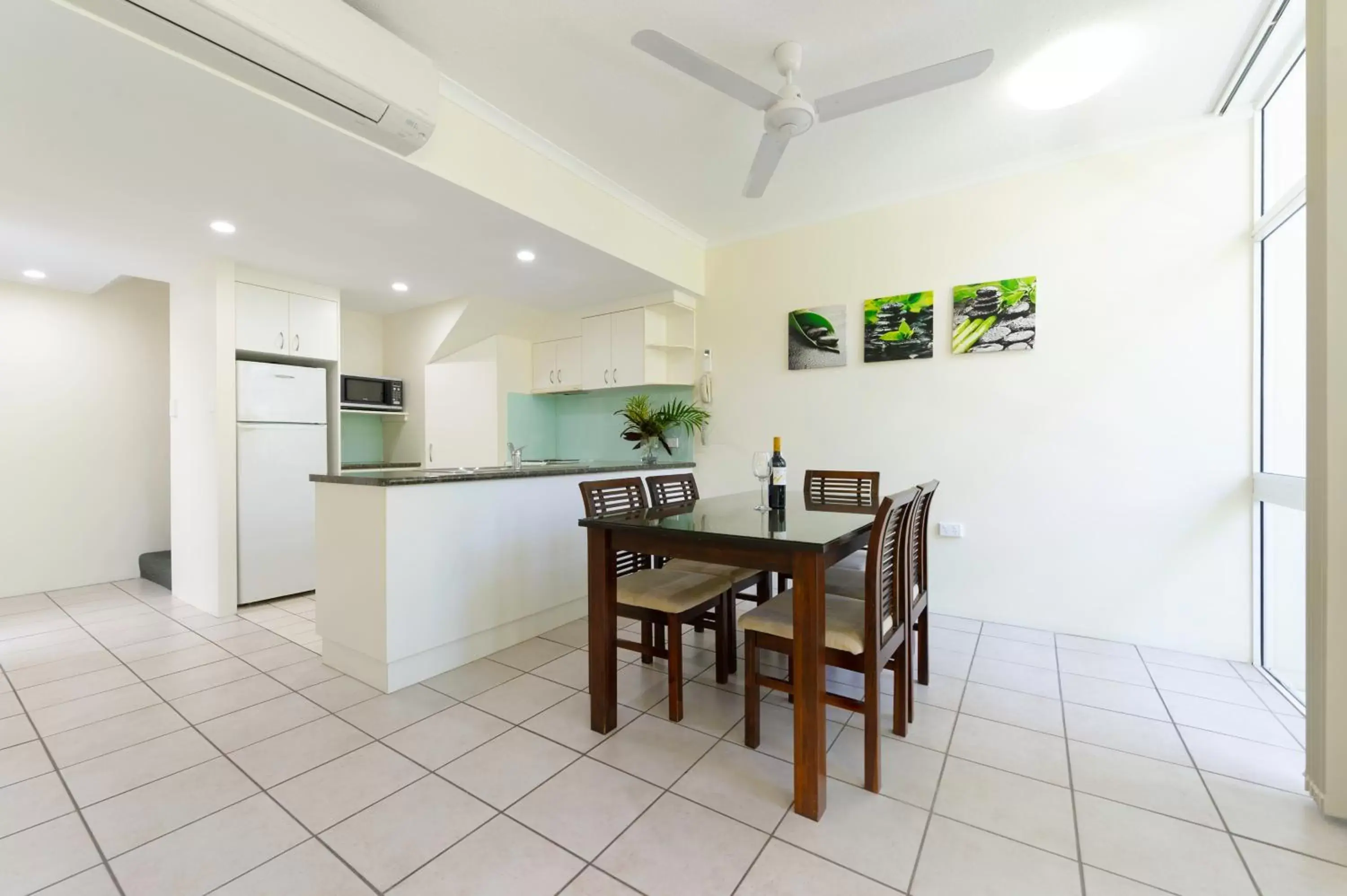 Kitchen or kitchenette, Dining Area in Tropical Nites Holiday Townhouses