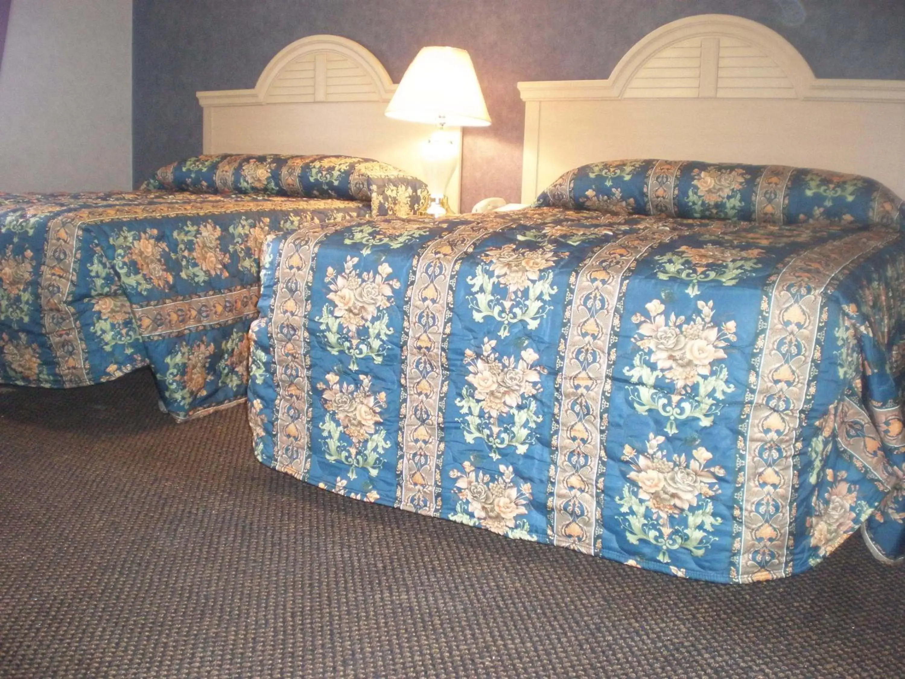 Bed in Village Inn & Suites - Smithville