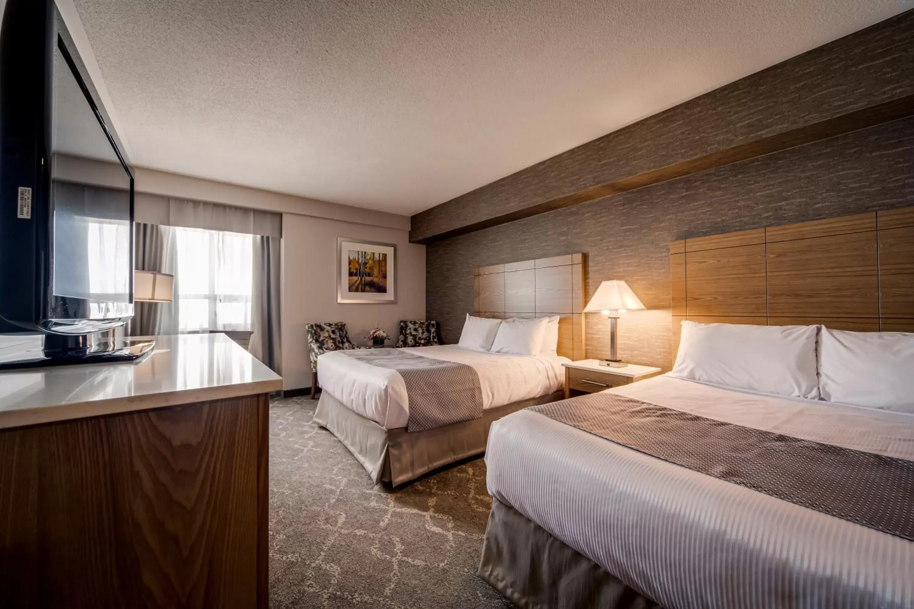 Bed in Monte Carlo Inn Vaughan Suites