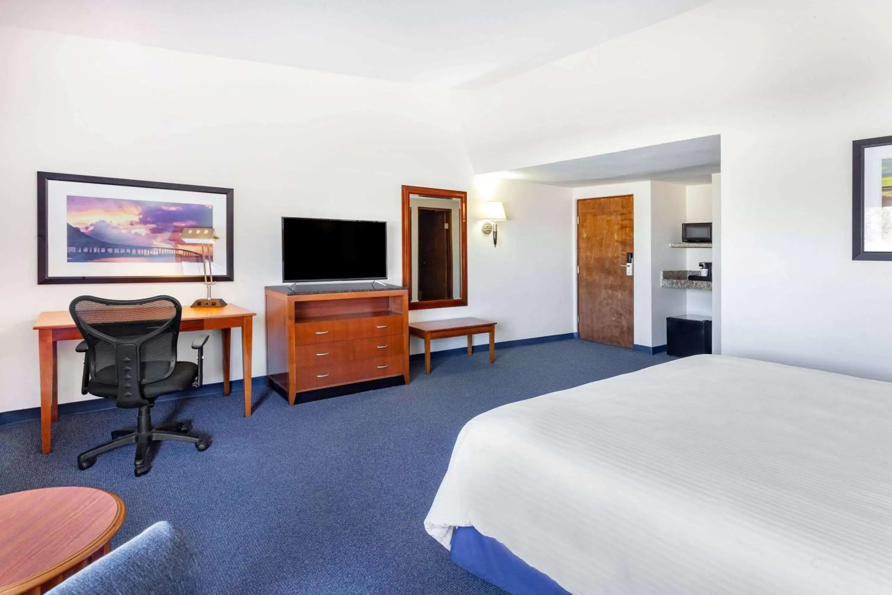 Photo of the whole room, Bed in Days Inn by Wyndham Piedras Negras Photo of the whole room, Bed in Days Inn by Wyndham Piedras Negras