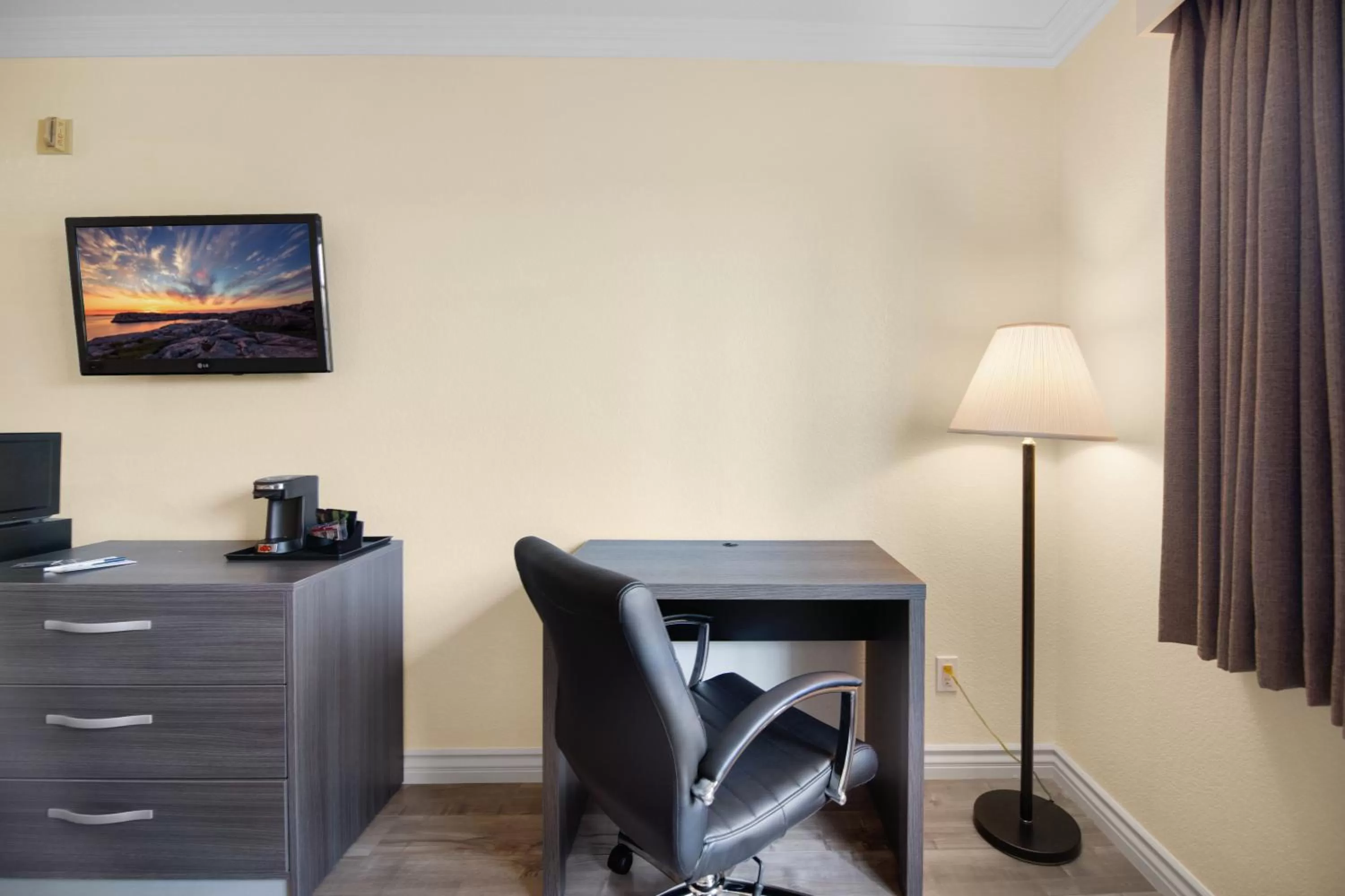 Seating area, TV/Entertainment Center in SureStay Hotel by Best Western Fontana