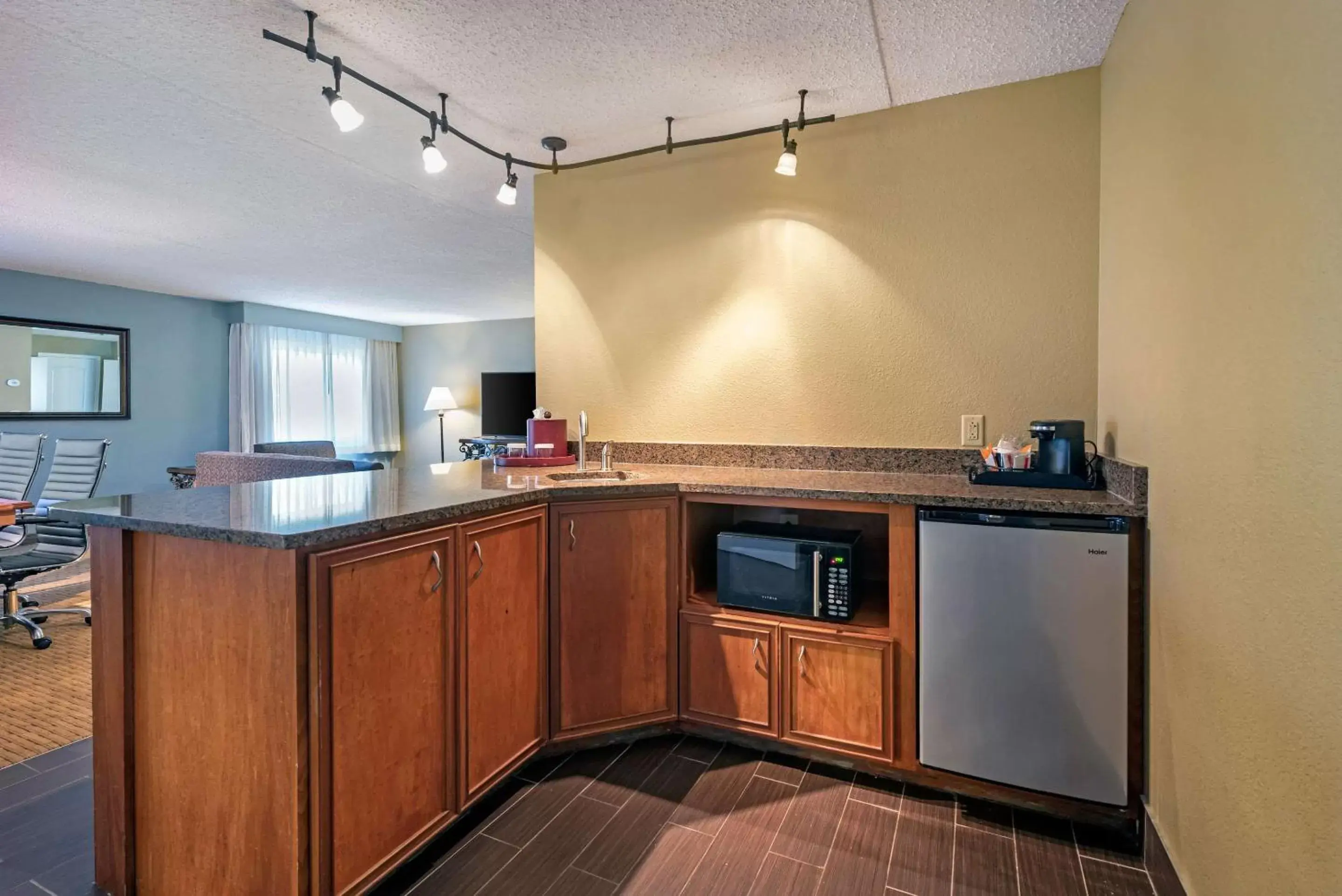 Photo of the whole room, Kitchen/Kitchenette in Clarion Hotel Lexington