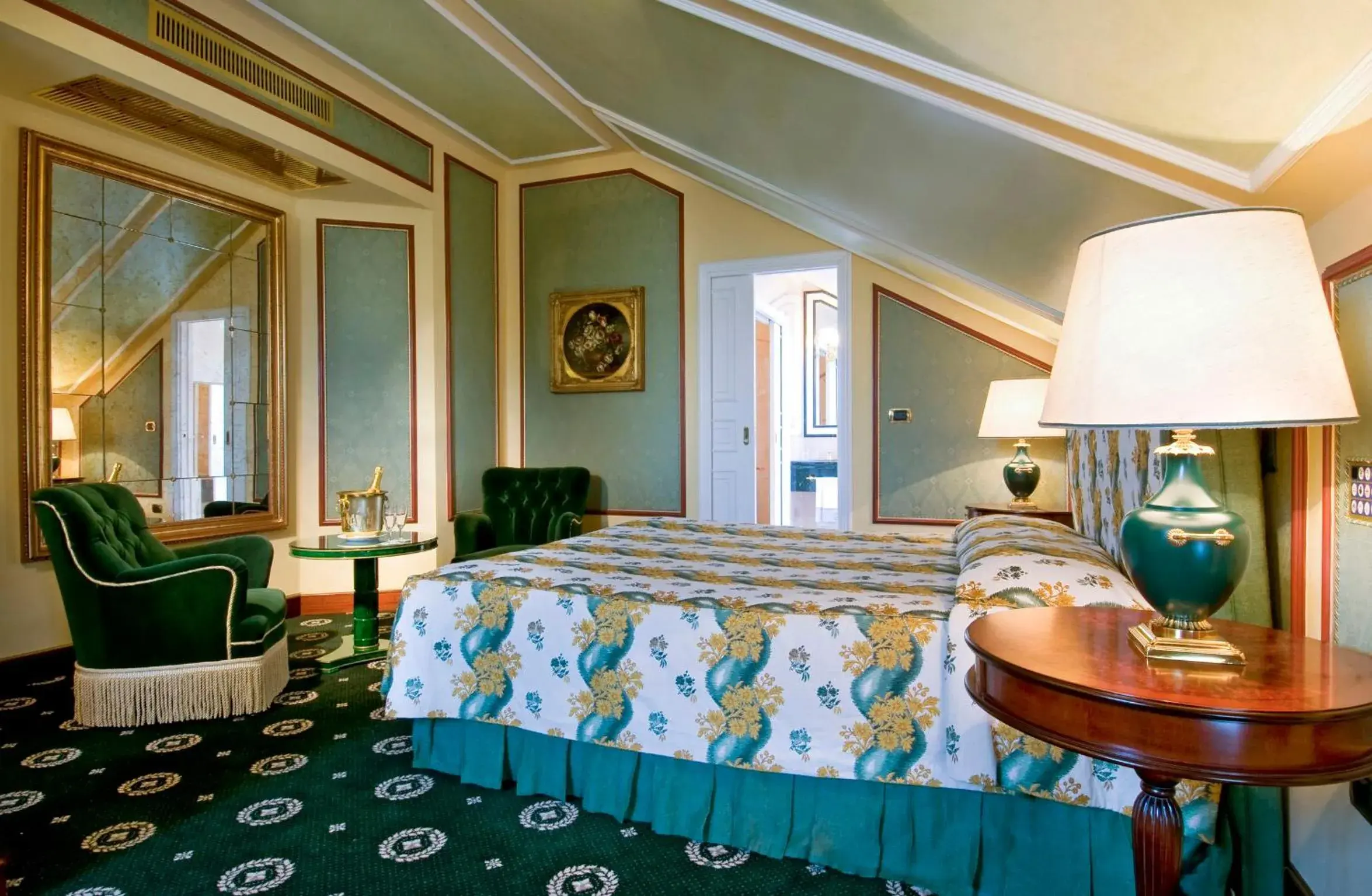 Photo of the whole room, Bed in Grand Hotel Bristol