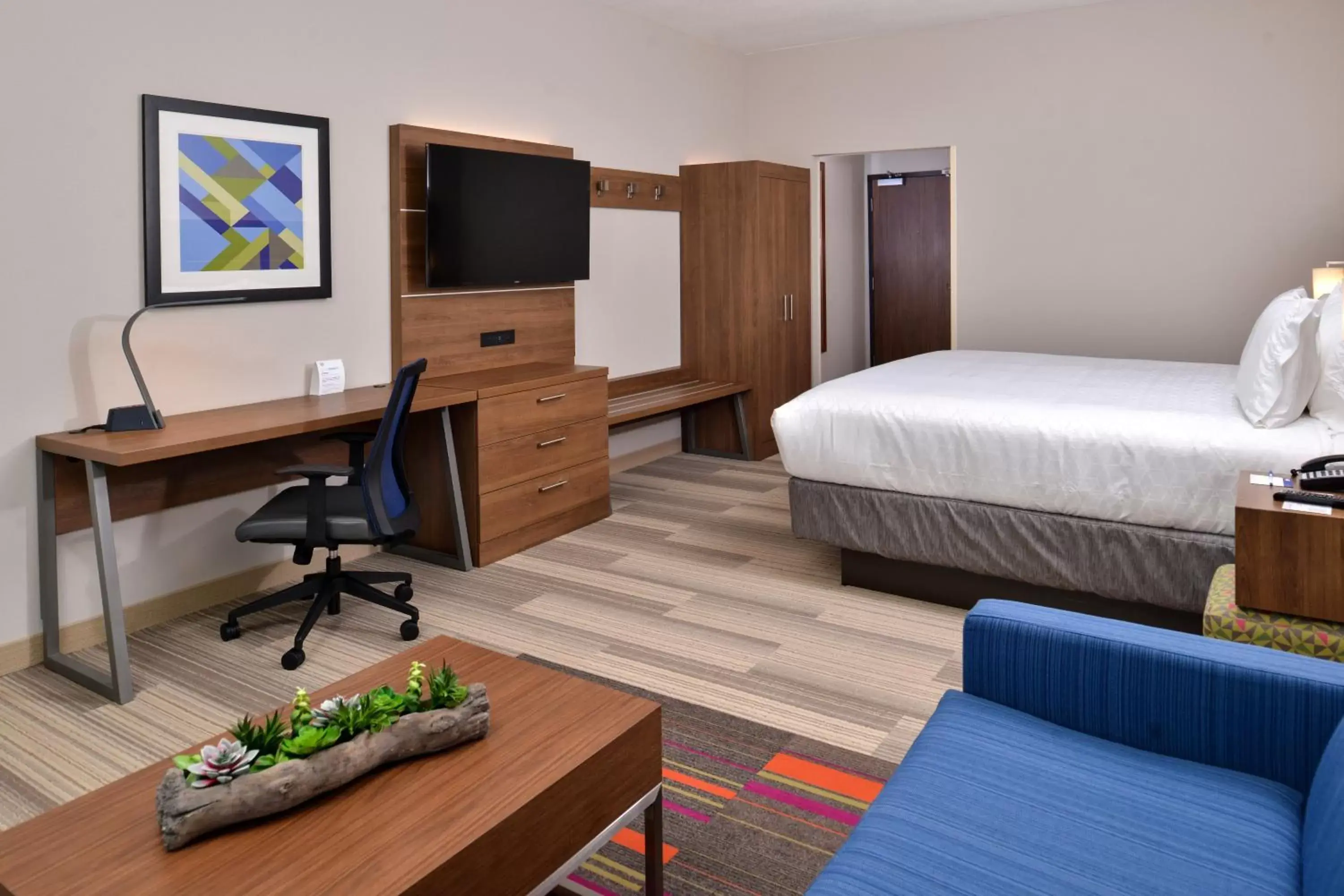 Photo of the whole room, TV/Entertainment Center in Holiday Inn Express & Suites Alachua - Gainesville Area, an IHG Hotel