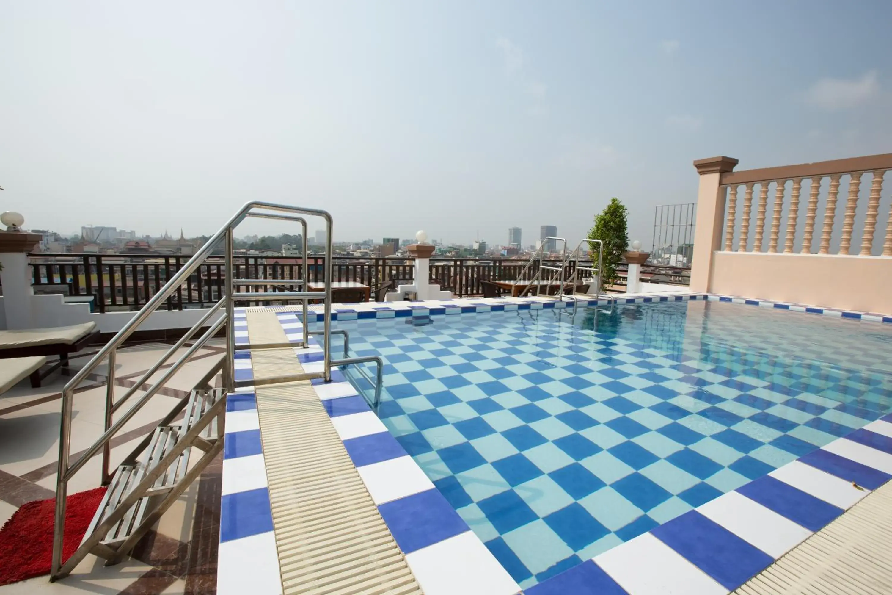 Swimming Pool in Queen Wood Hotel