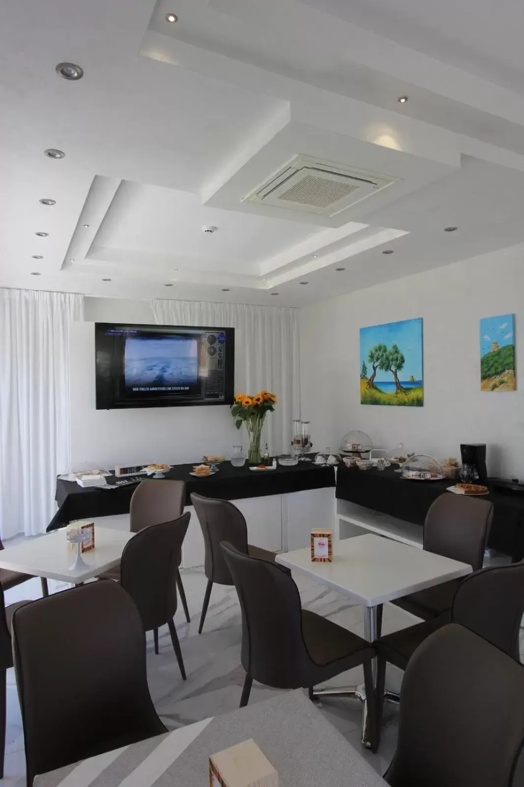 Communal lounge/ TV room, Restaurant/Places to Eat in Hotel Presidente