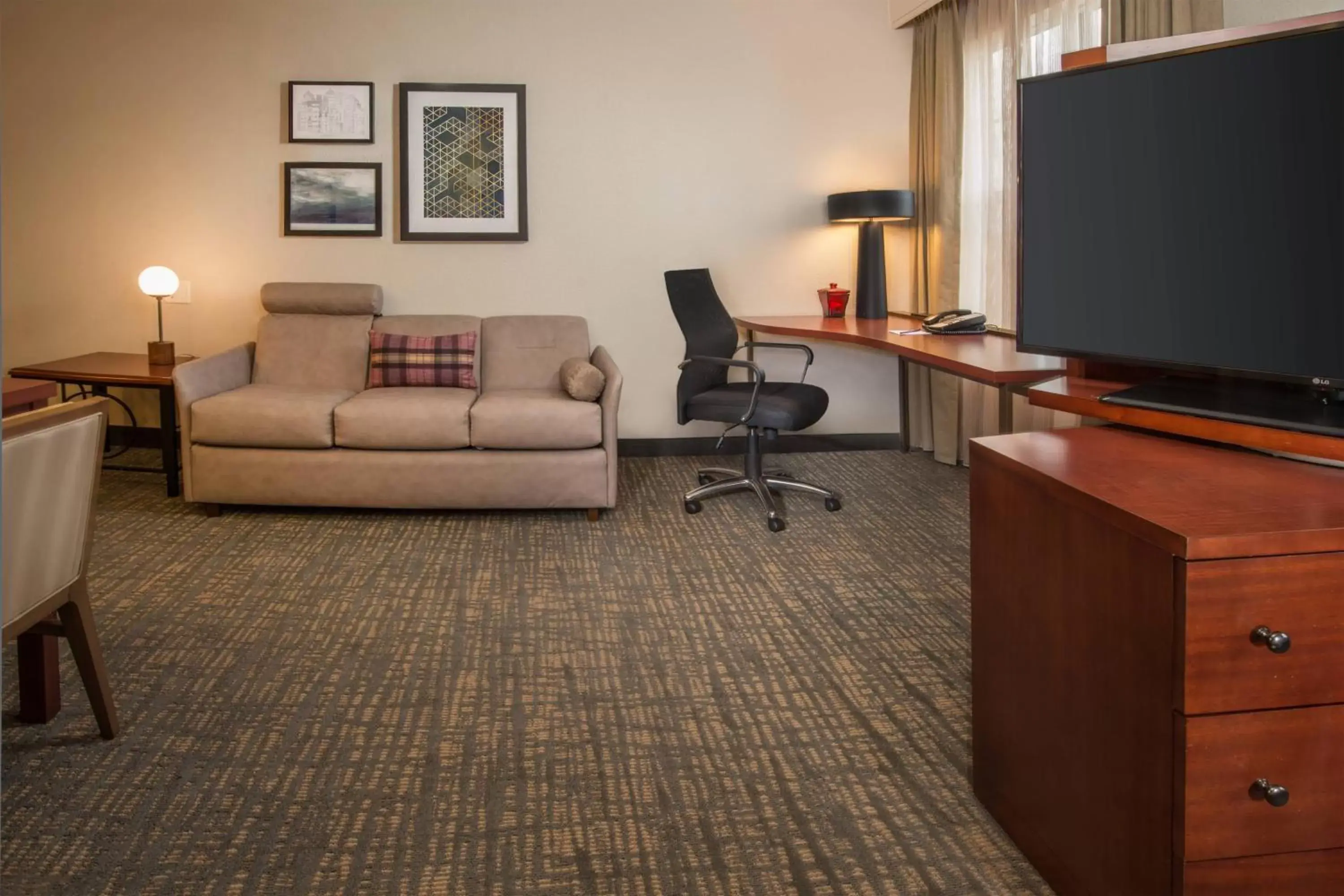 Living room, TV/Entertainment Center in Residence Inn Dulles Airport At Dulles 28 Centre