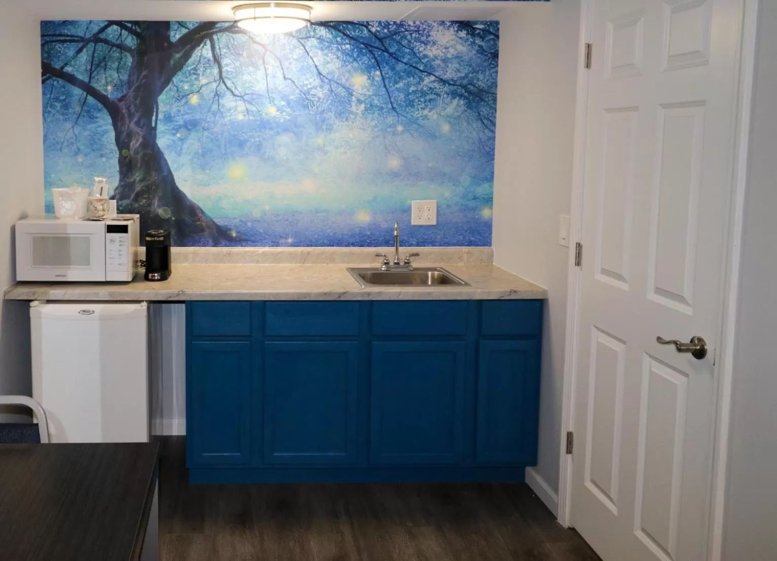 Kitchen or kitchenette in Envi Boutique Hotel Henderson-Evansville South