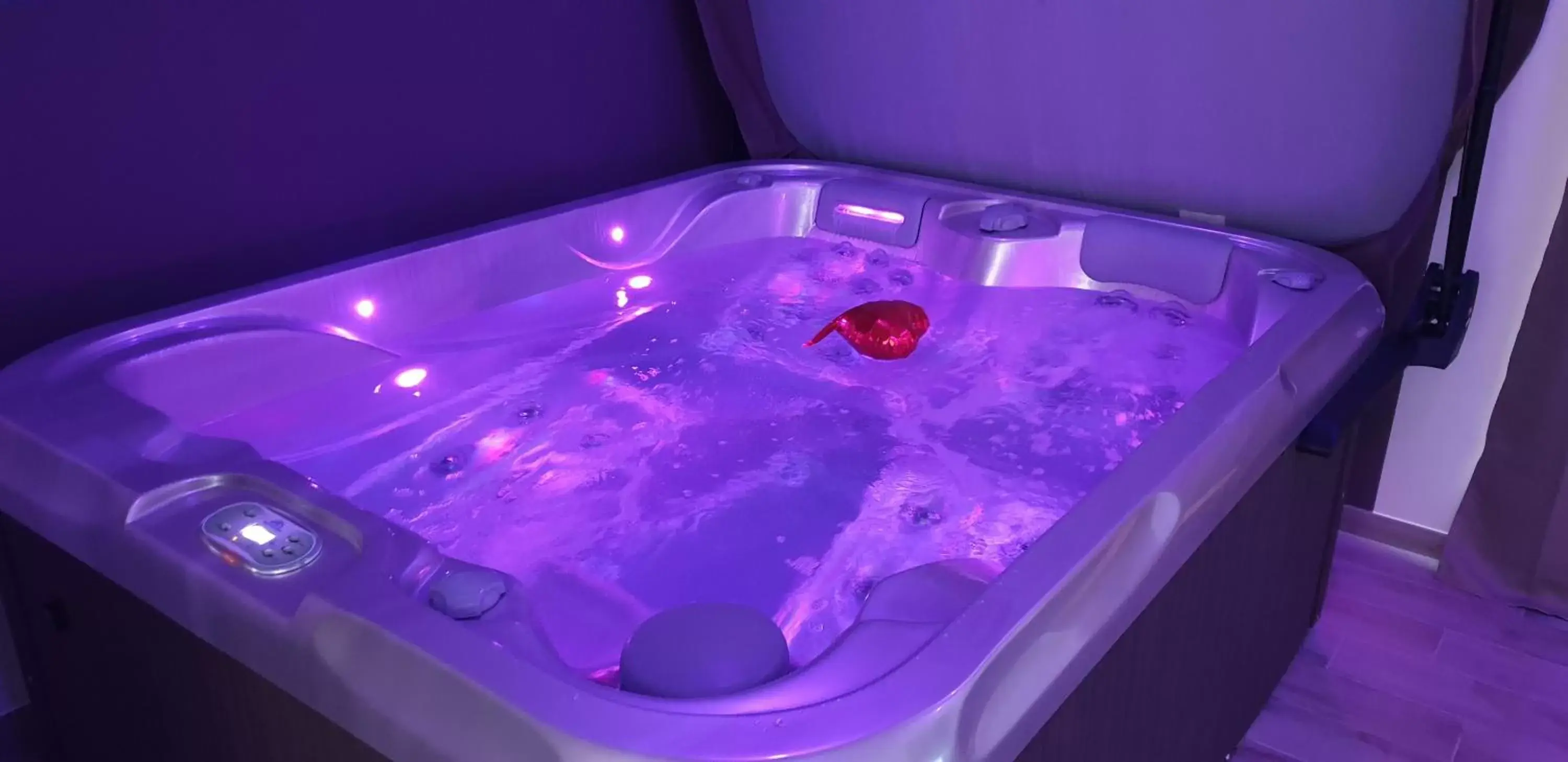 Hot Tub in Paradis Secret Spa