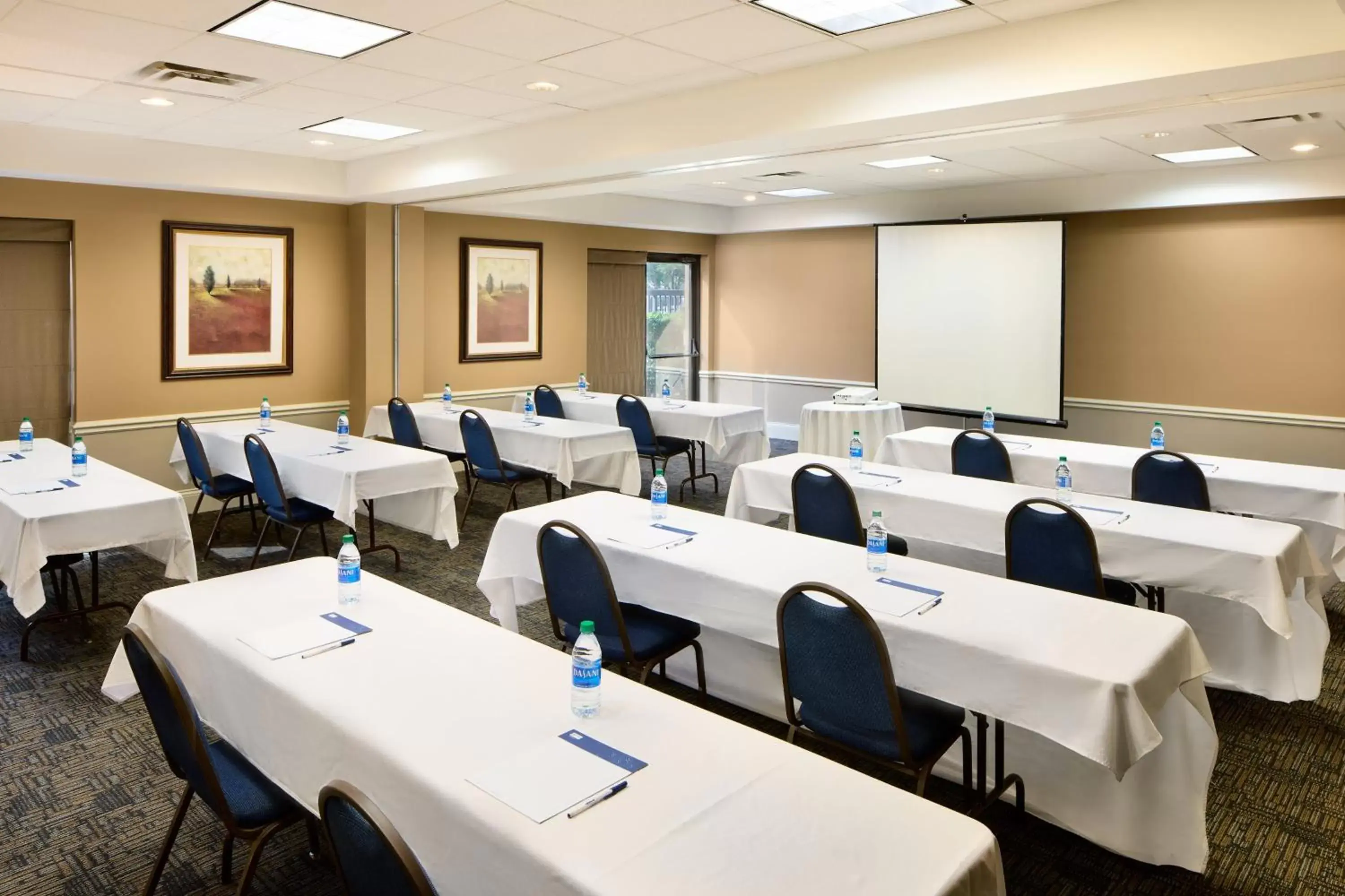 Meeting/conference room in Holiday Inn Express & Suites Alpharetta, an IHG Hotel