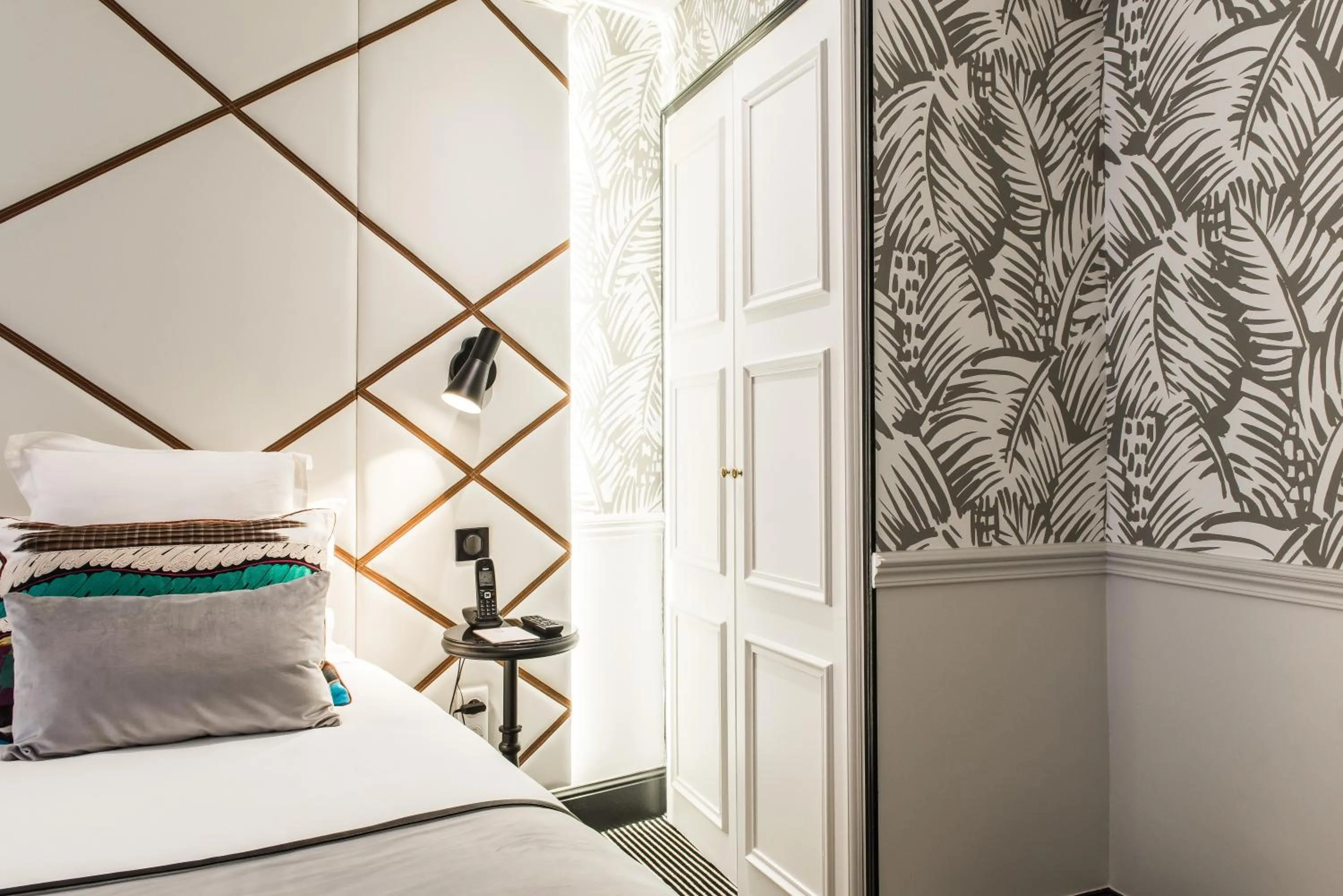 Decorative detail, Bed in Hôtel Jardin Le Bréa