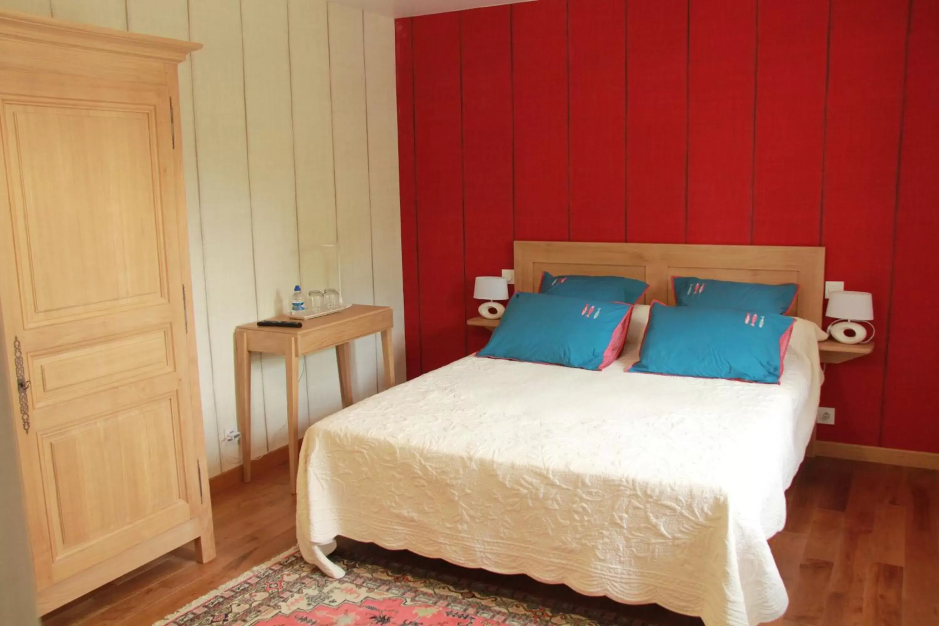 Photo of the whole room, Bed in Manoir le Bout du Pont