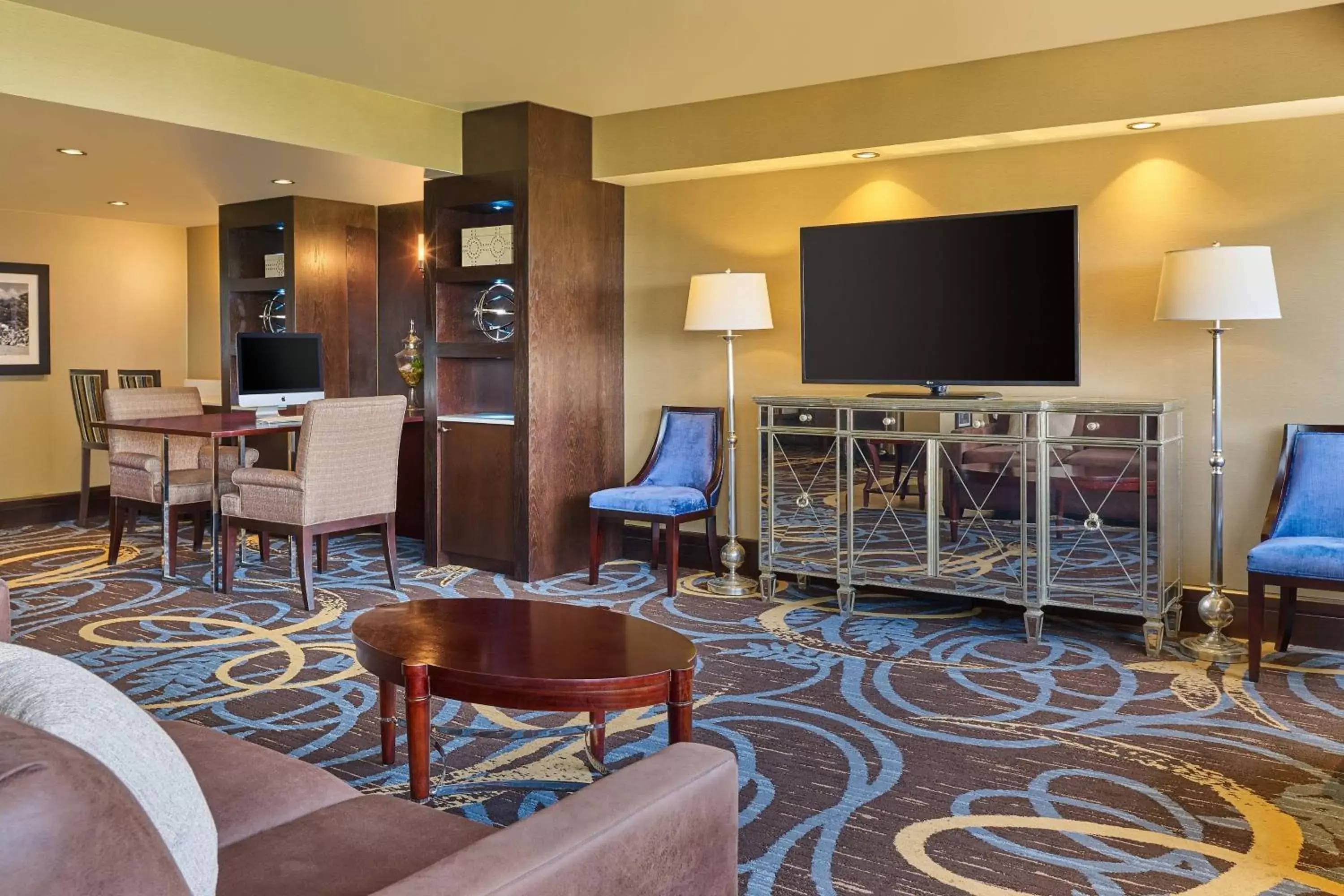 Lounge or bar, TV/Entertainment Center in Sheraton North Houston at George Bush Intercontinental