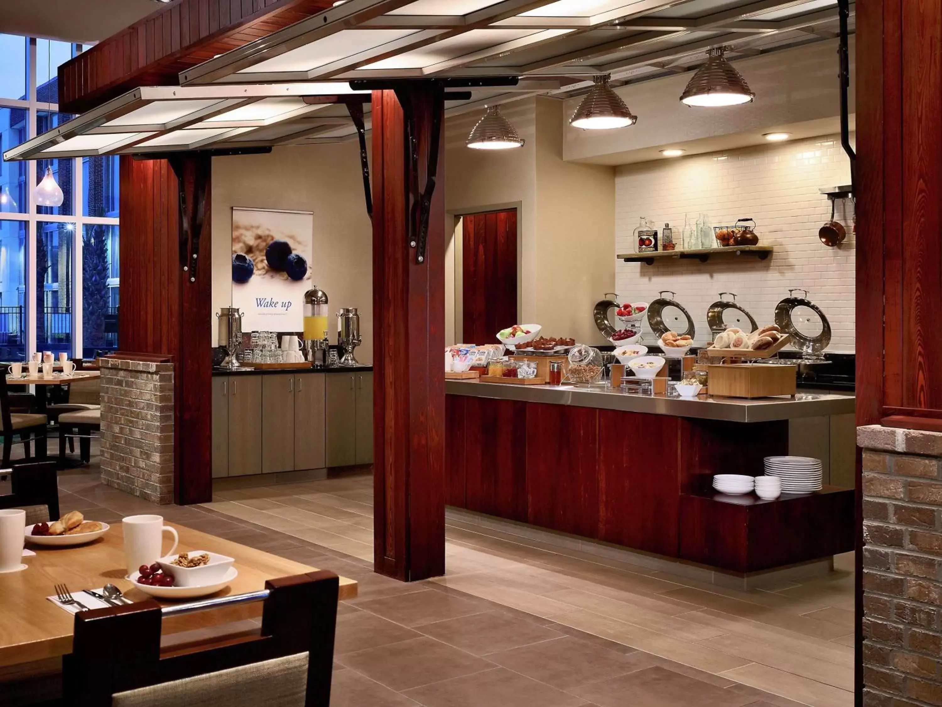 Dining area, Restaurant/Places to Eat in DoubleTree Hotel & Suites Charleston Airport