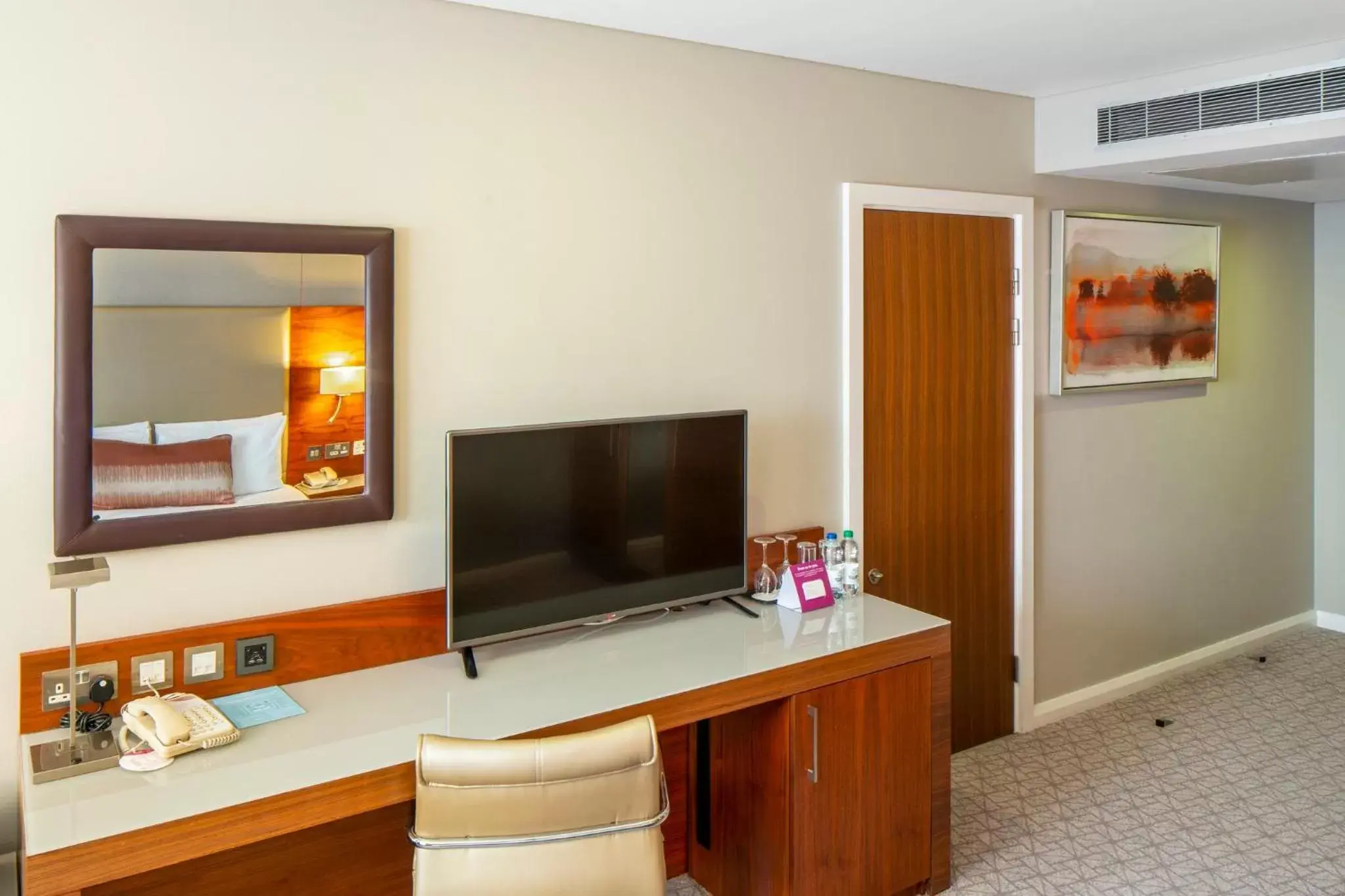 Photo of the whole room, TV/Entertainment Center in Crowne Plaza London - Docklands, an IHG Hotel