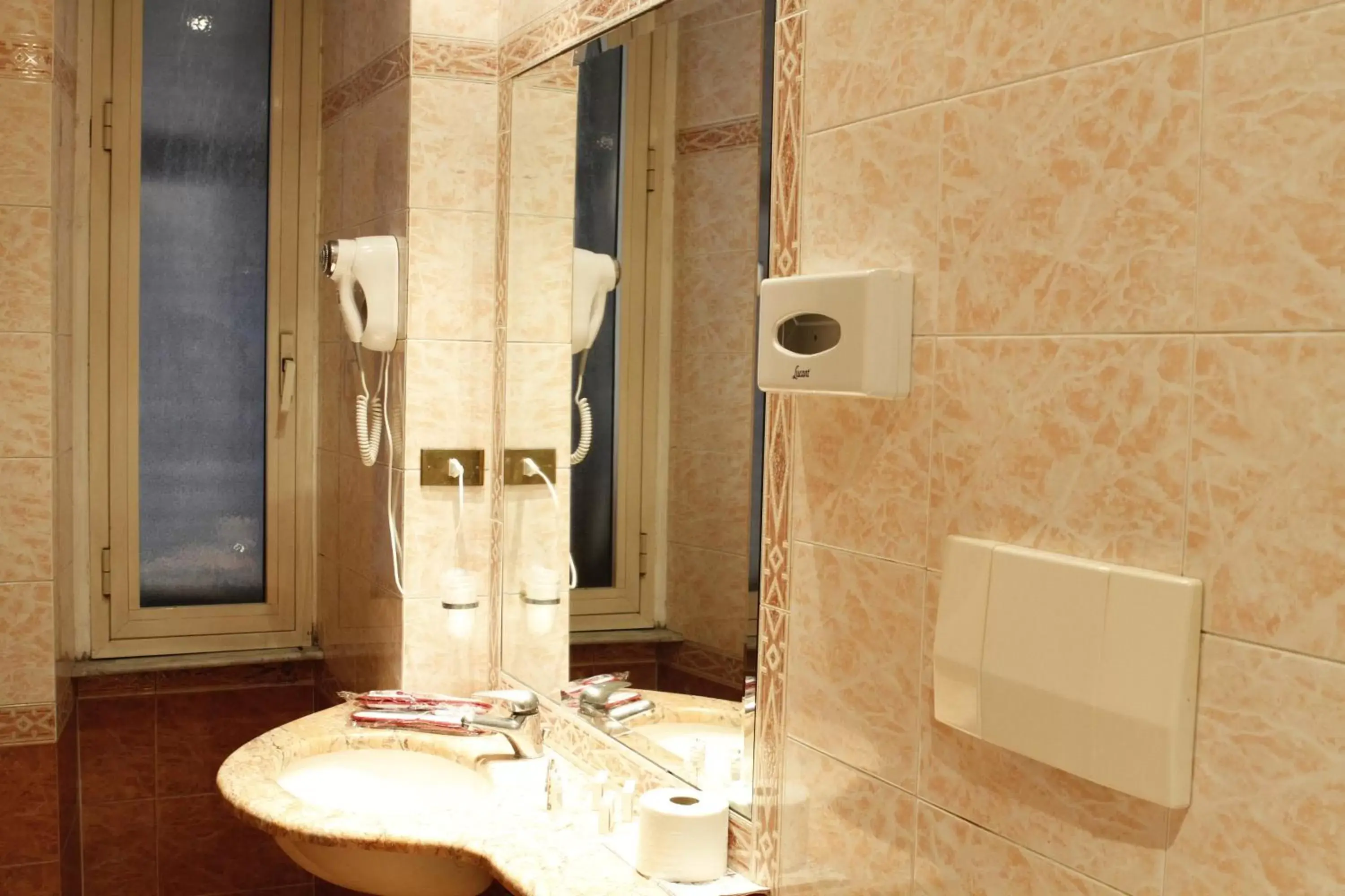 Bathroom in Hotel Genio