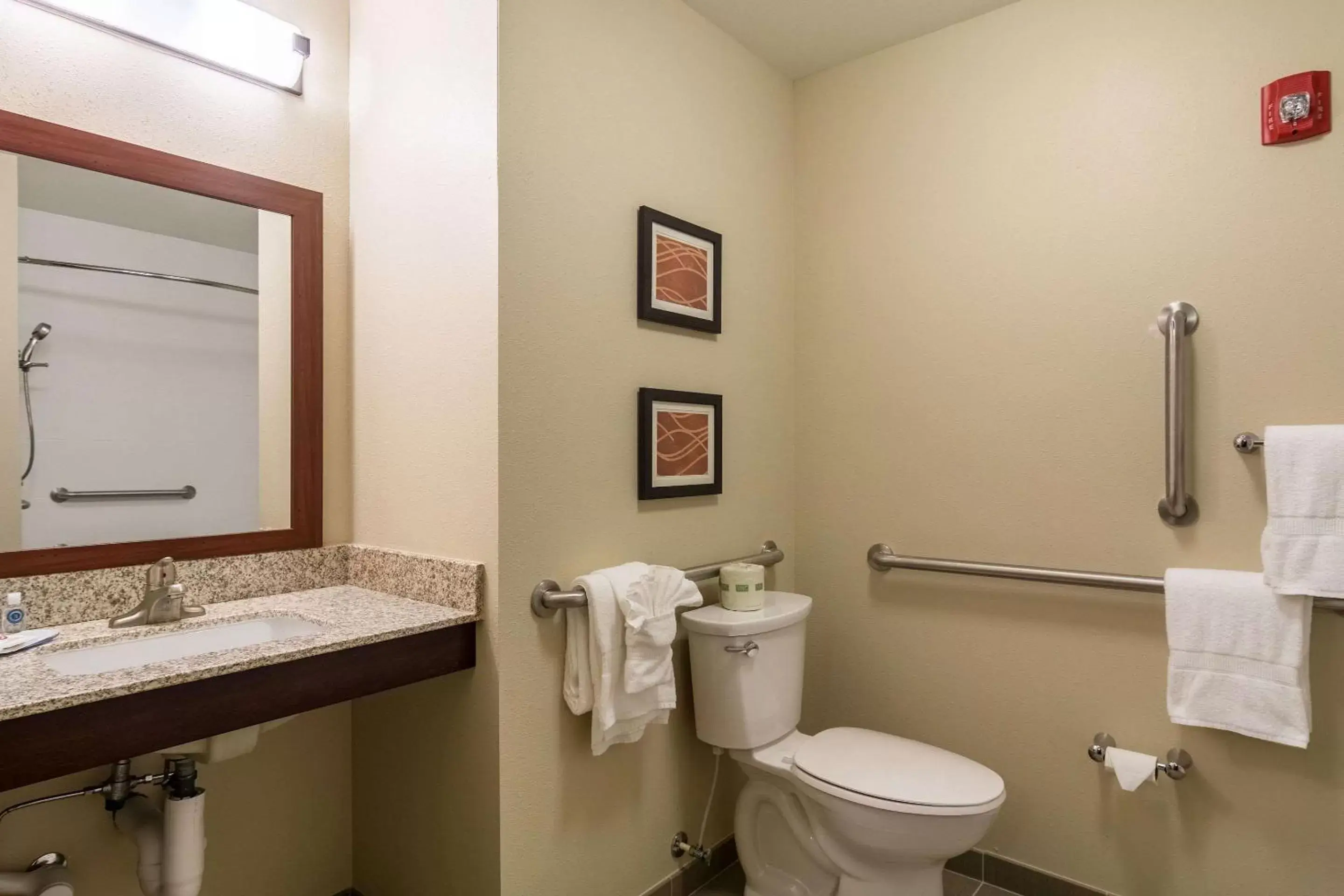 Bathroom in Comfort Inn Edwardsville - St. Louis