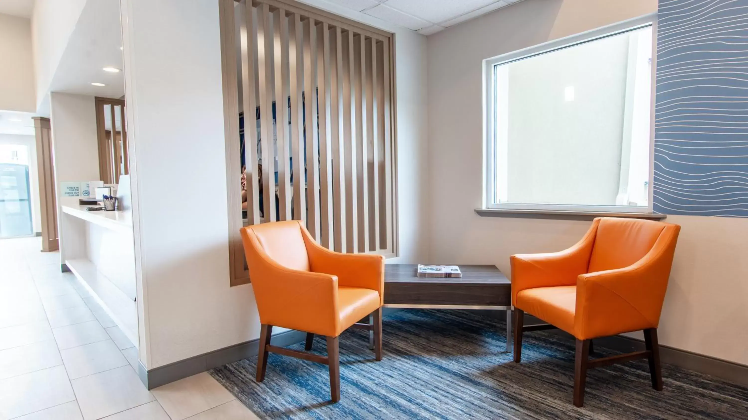 Property building, Seating Area in Holiday Inn Express Oakdale, an IHG Hotel