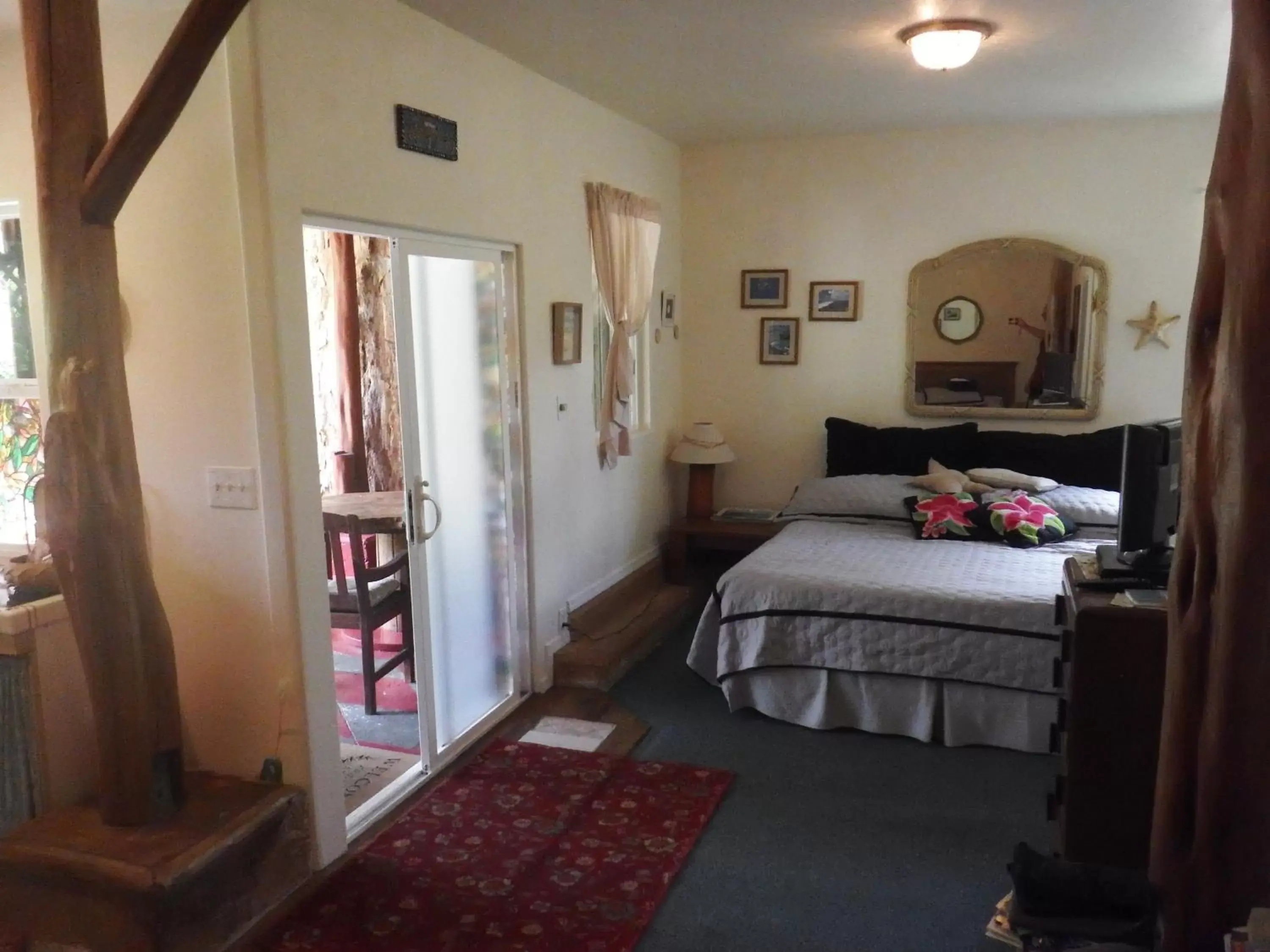 Photo of the whole room, Bed in Aloha Crater Lodge