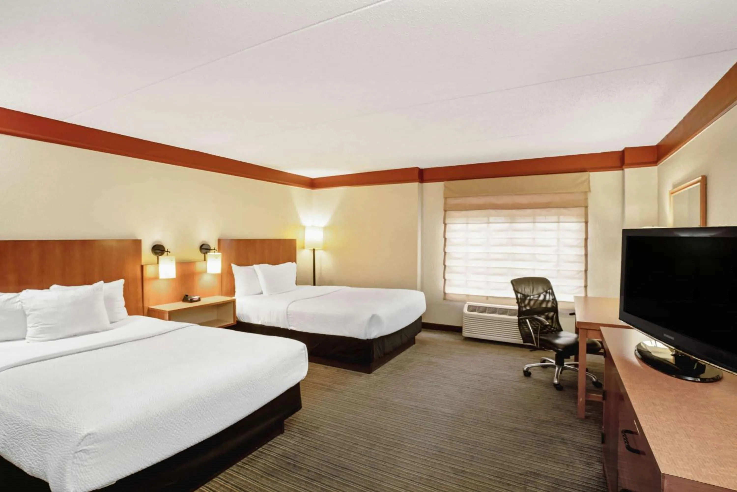 Photo of the whole room, Bed in La Quinta by Wyndham Memphis Primacy Parkway