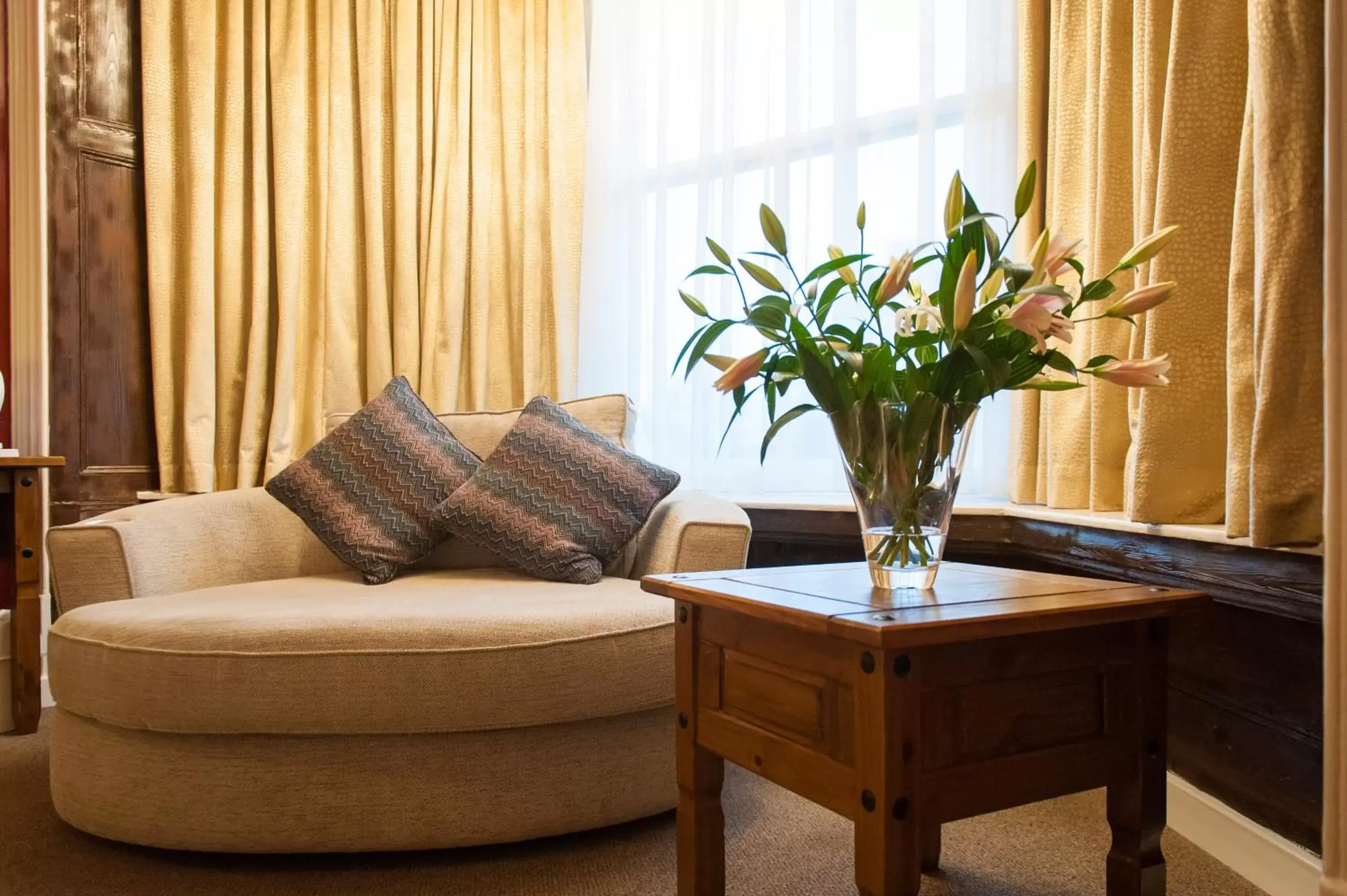 Bedroom, Seating Area in The Pearl Hotel